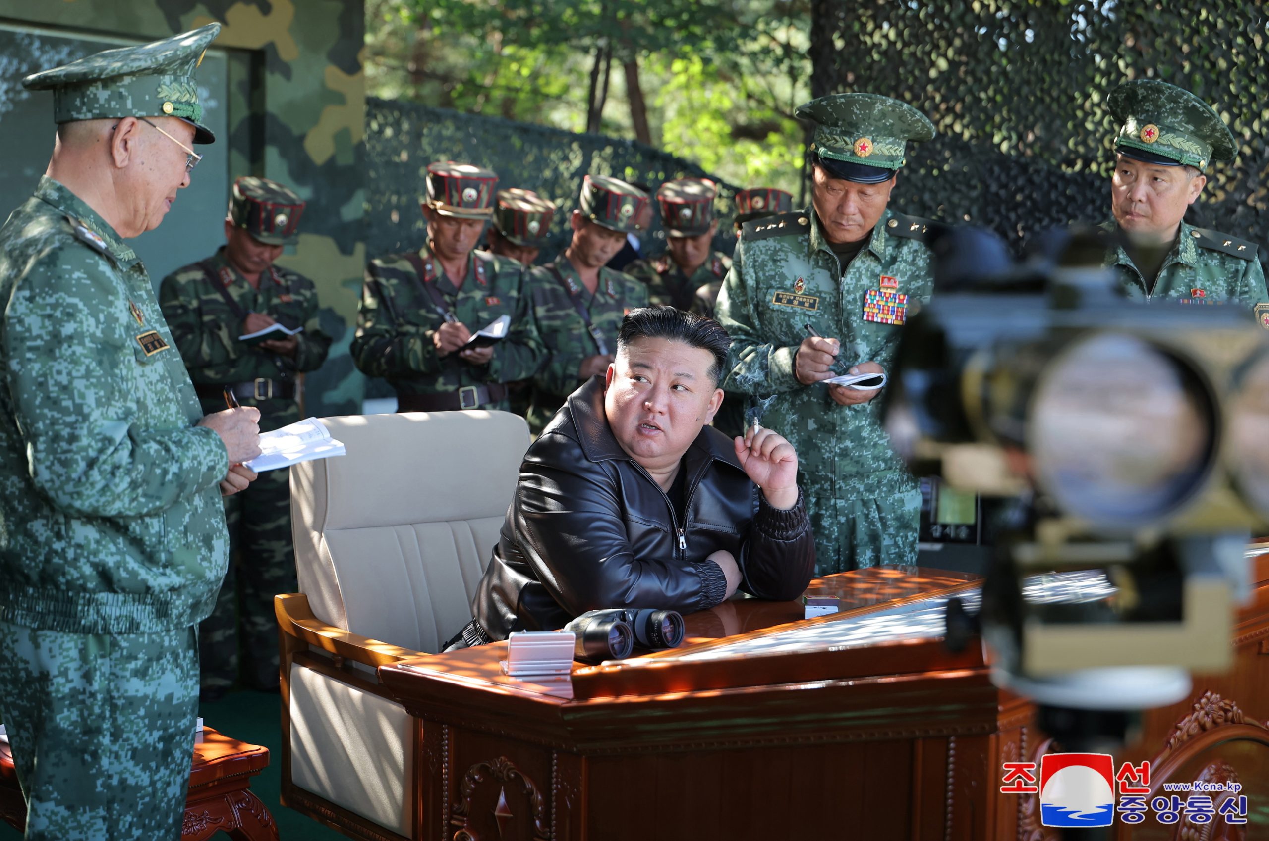 Depois de 120 dias a lutar pela Rússia, Kim Jong Un recebe soldados com homenagens