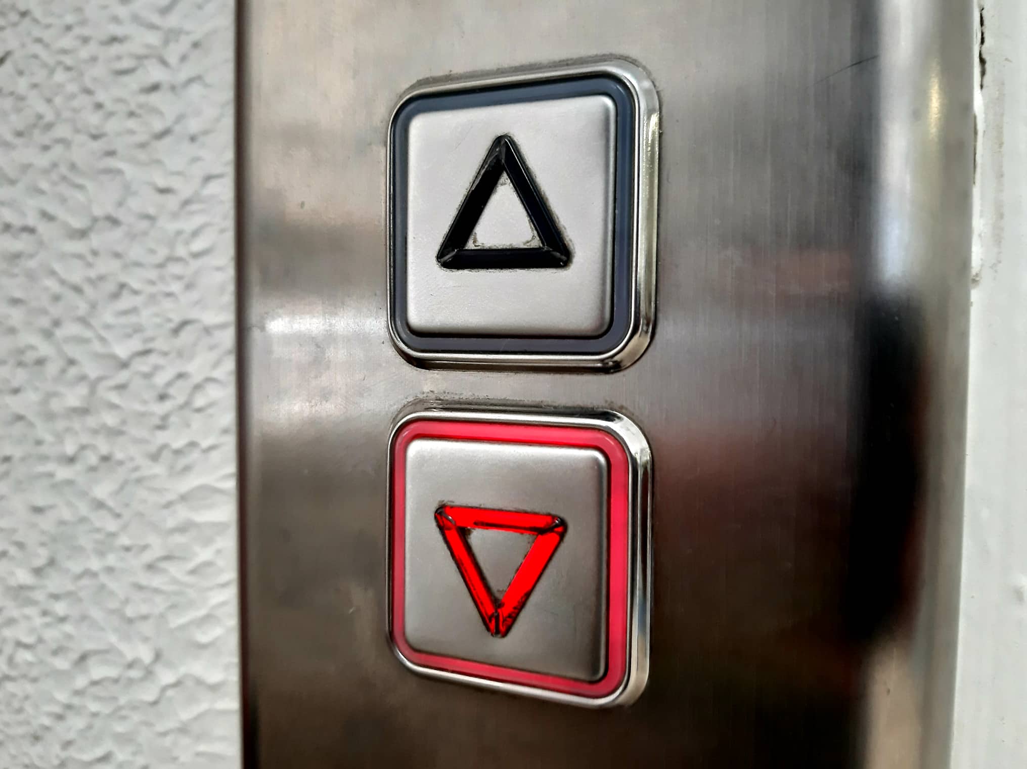Hospital da Feira. Elevador arranca com portas abertas e fere doente