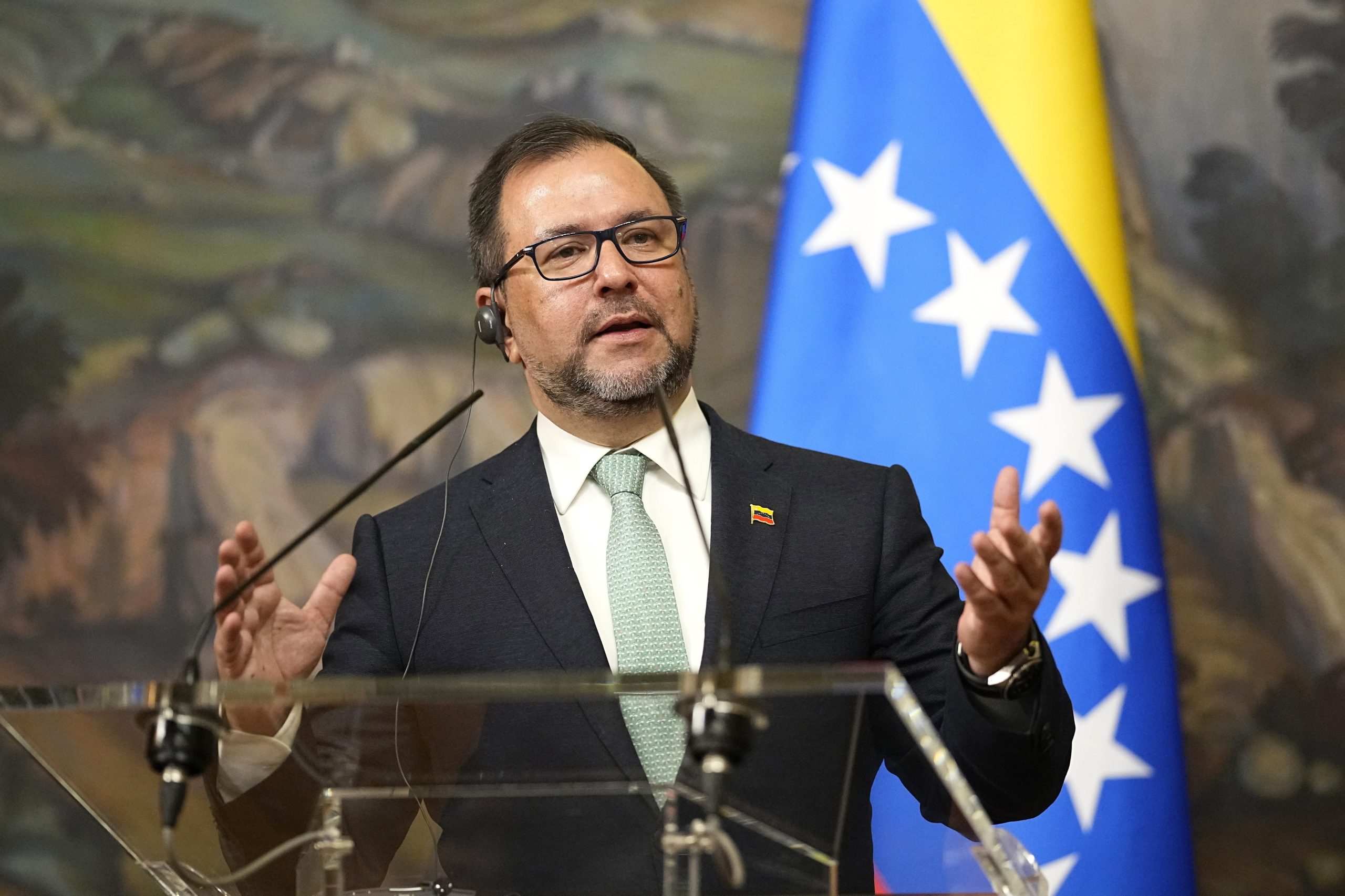 Governo da Venezuela acha “ingerência inaceitável” rejeição por onze países do resultado eleitoral