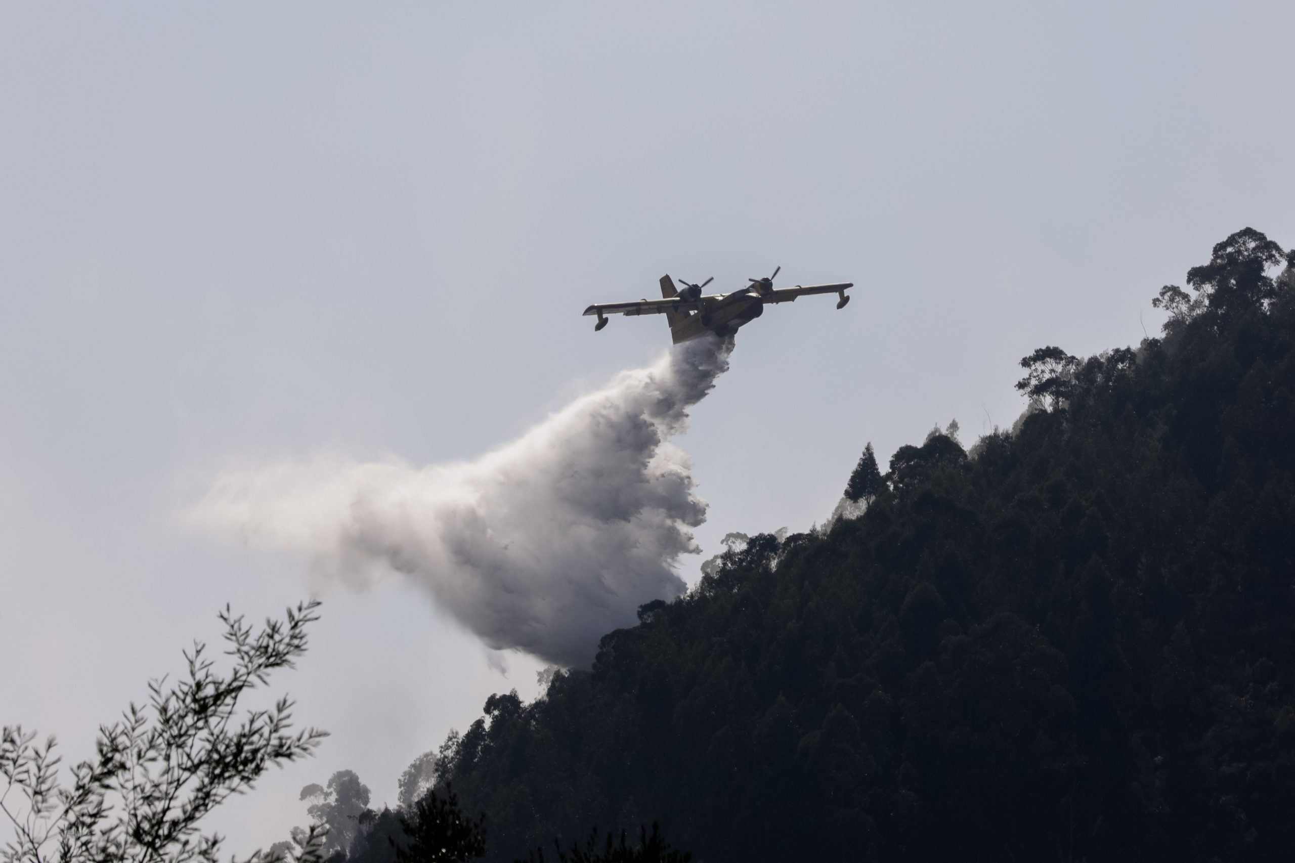 Incêndios: Meios aéreos saem de Seia e vão ser reposicionados por razões de segurança