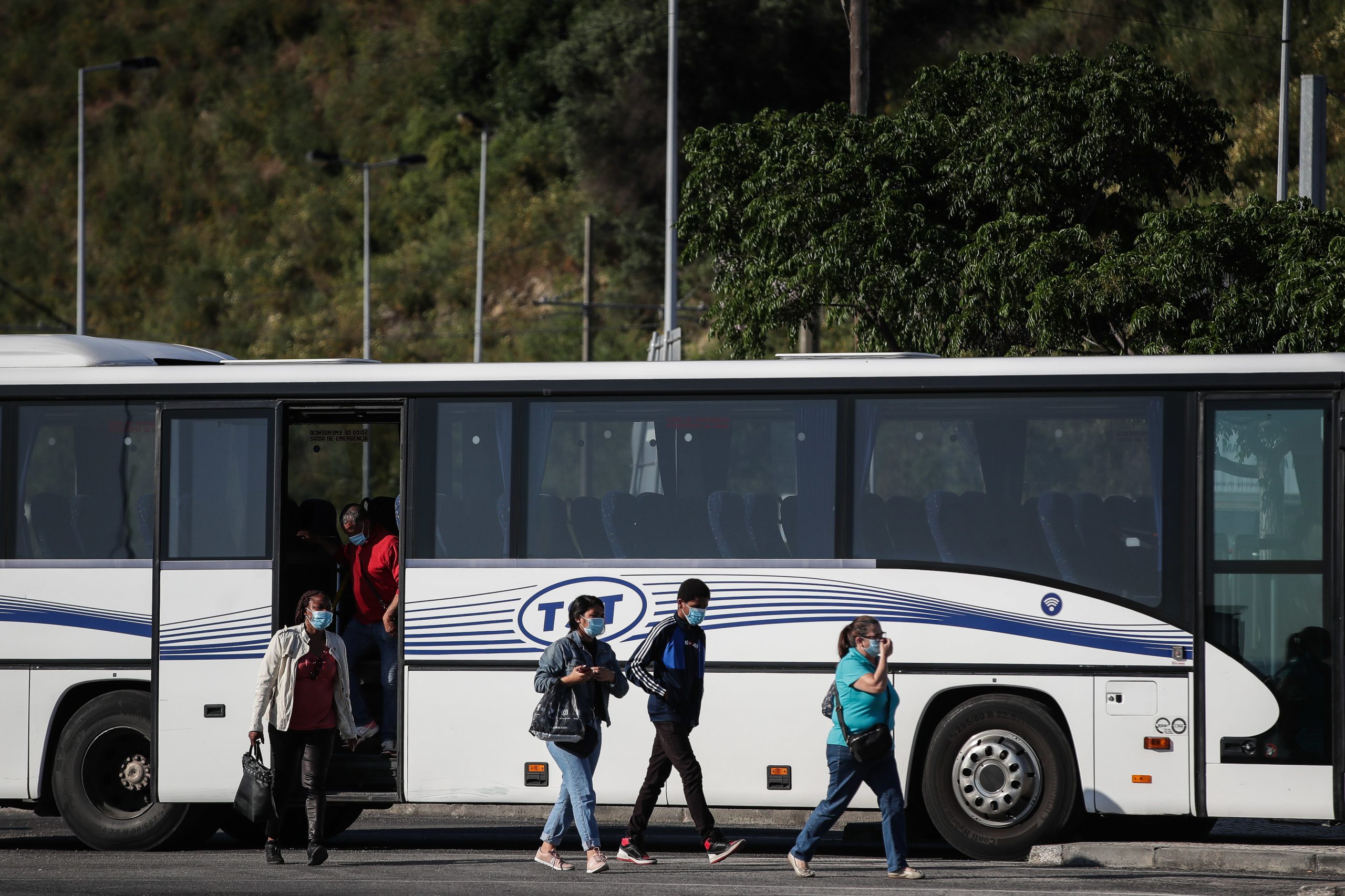 Da lotação dos transportes ao número de pessoas à mesa nos restaurantes. Regras da segunda fase do plano de desconfinamento entram hoje em vigor