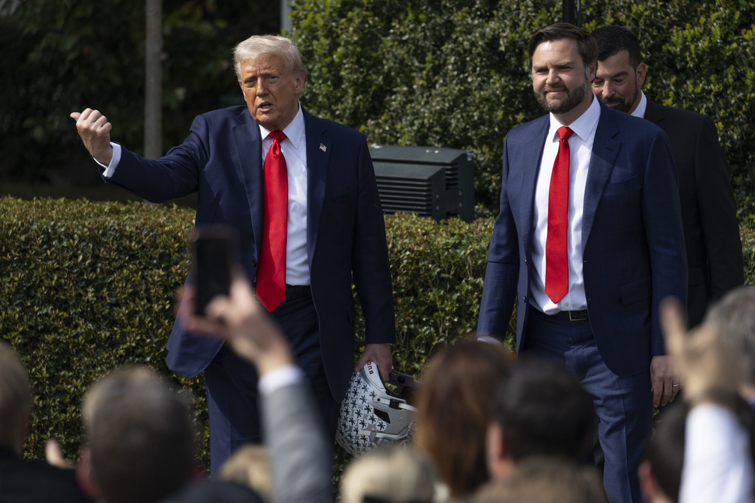 Trump volta a atacar Harvard: desta vez pode ficar sem benefícios fiscais