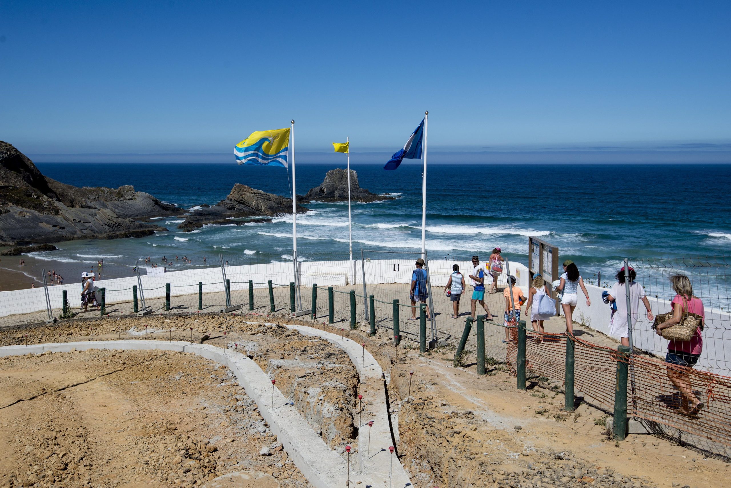 Levantada interdição de banhos na praia da Zambujeira do Mar