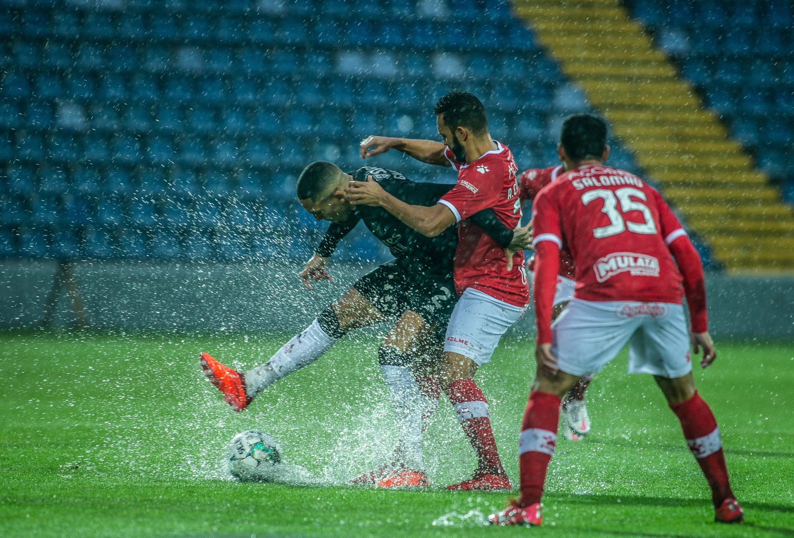 Jogo Santa Clara-Benfica adiado para esta segunda-feira devido ao mau tempo