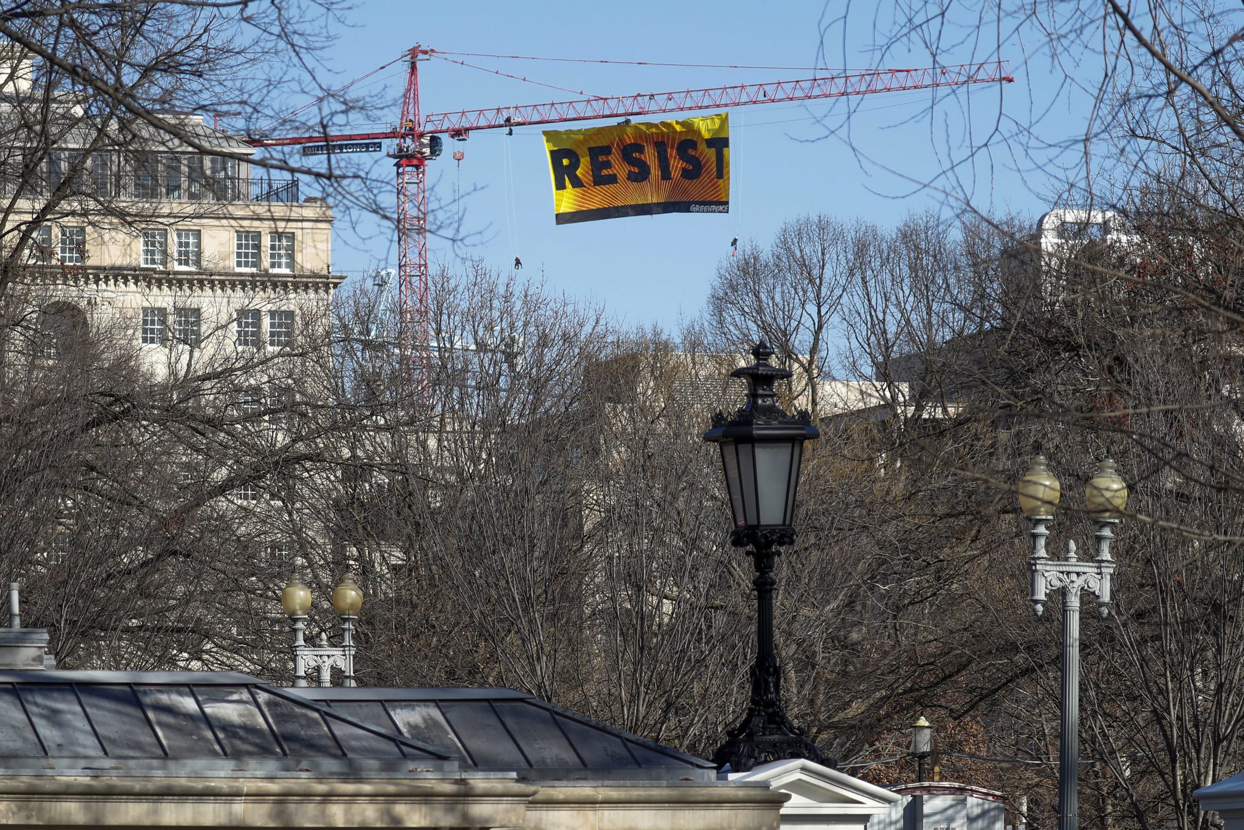 Greenpeace pendura faixa com a palavra “Resistam” numa grua perto da Casa Branca