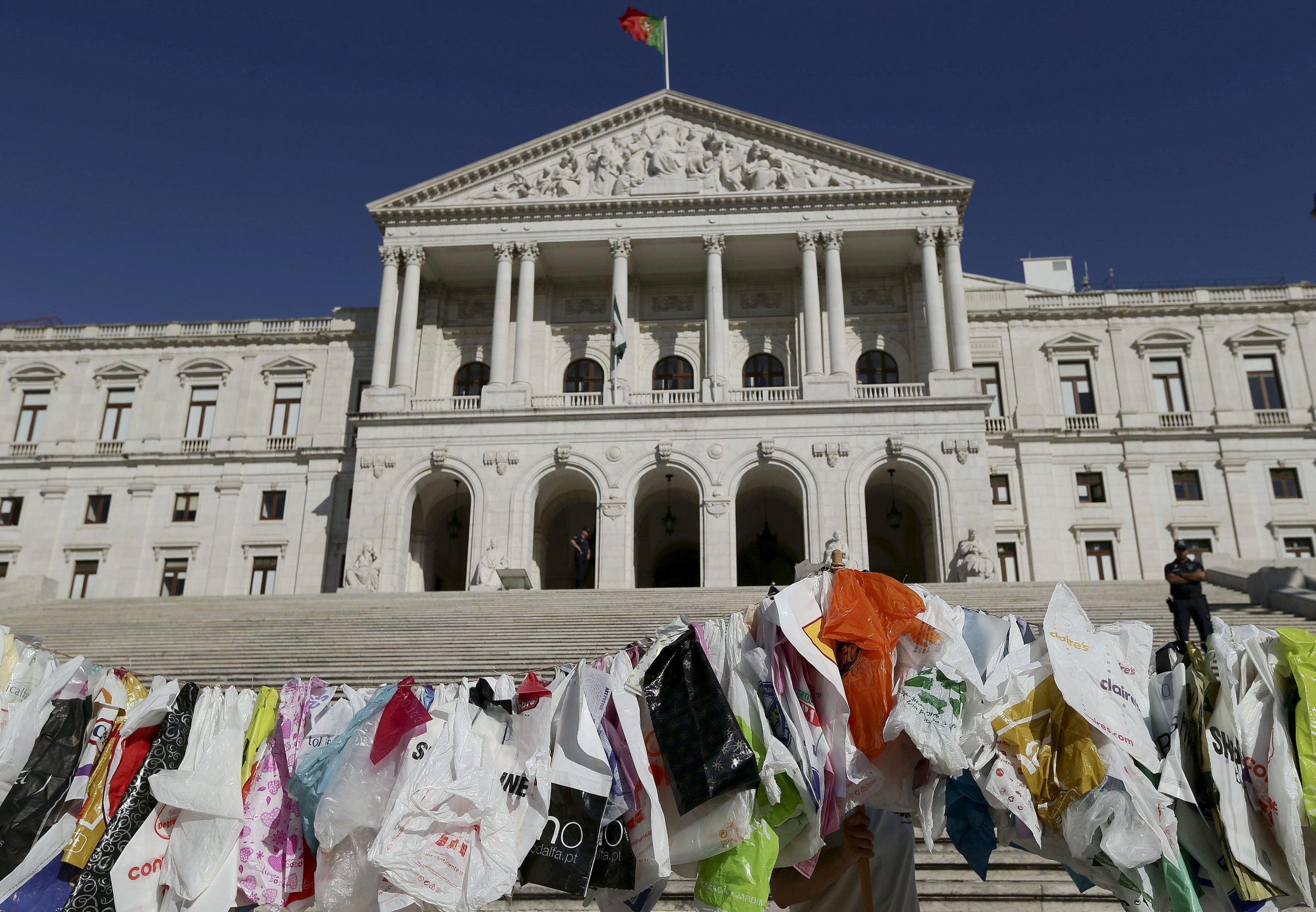 Taxa para todos os sacos de plástico, pede a Zero