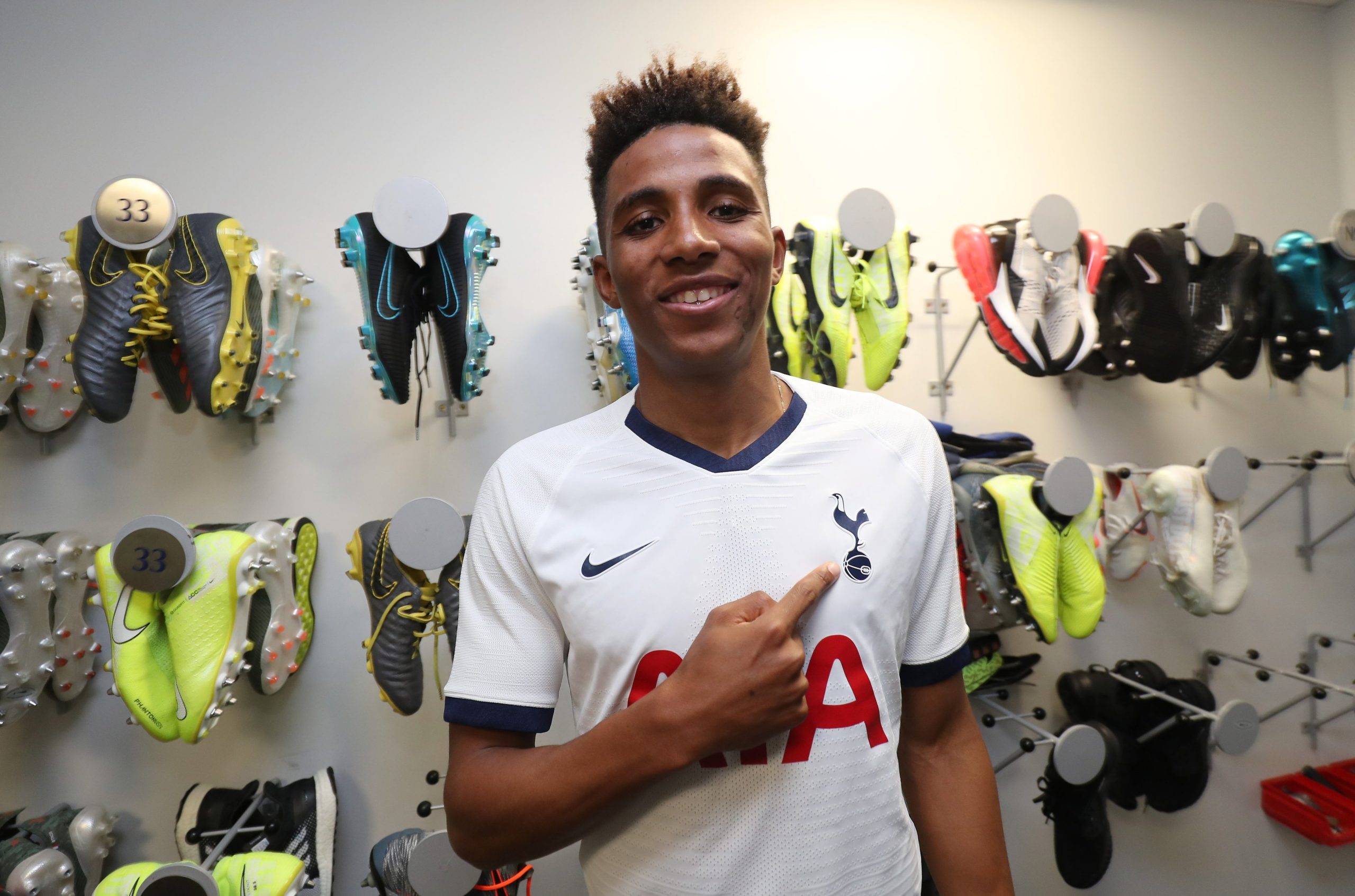 Oficial: Gedson Fernandes cedido ao Tottenham de Mourinho