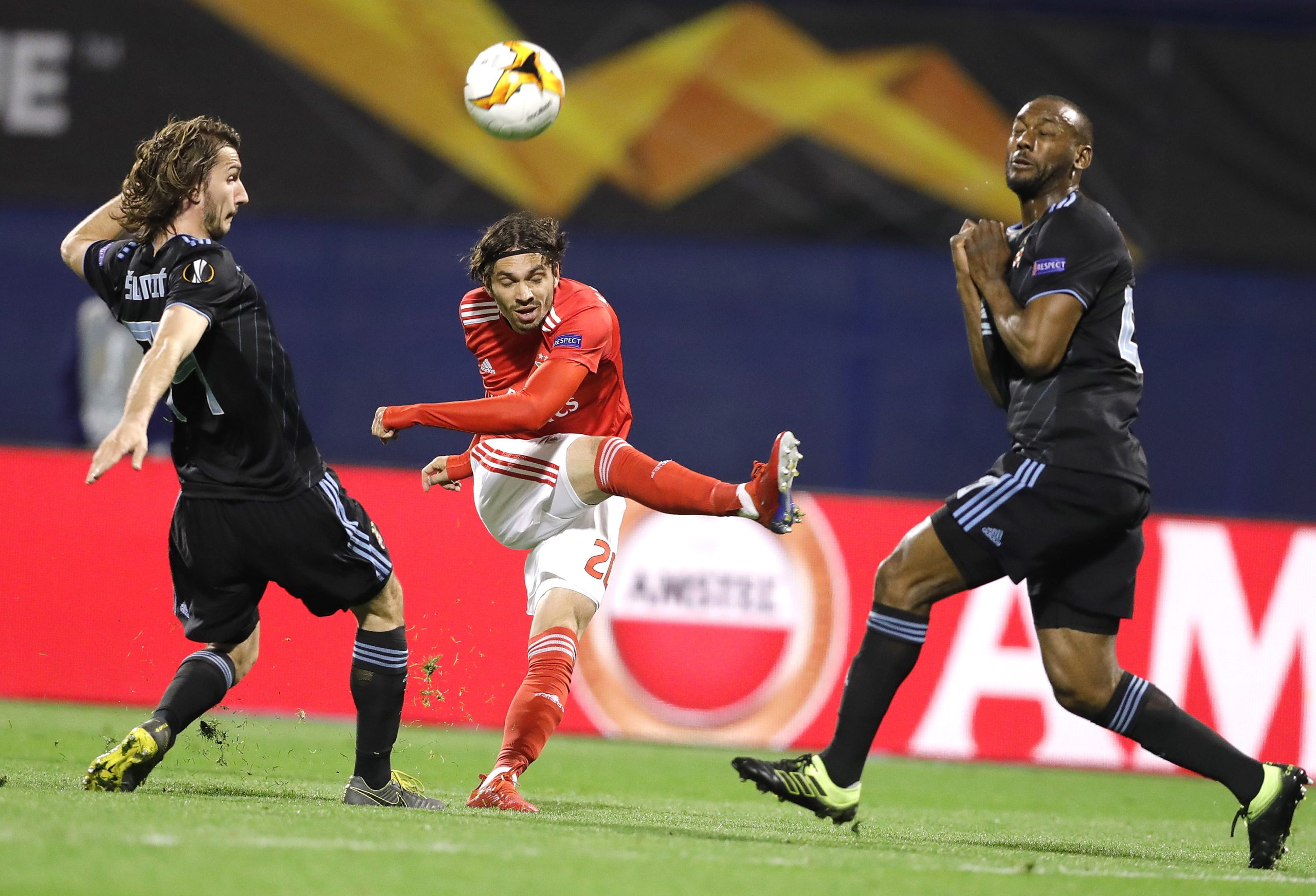 Benfica empresta Krovinovic por mais uma época ao West Bromwich Albion