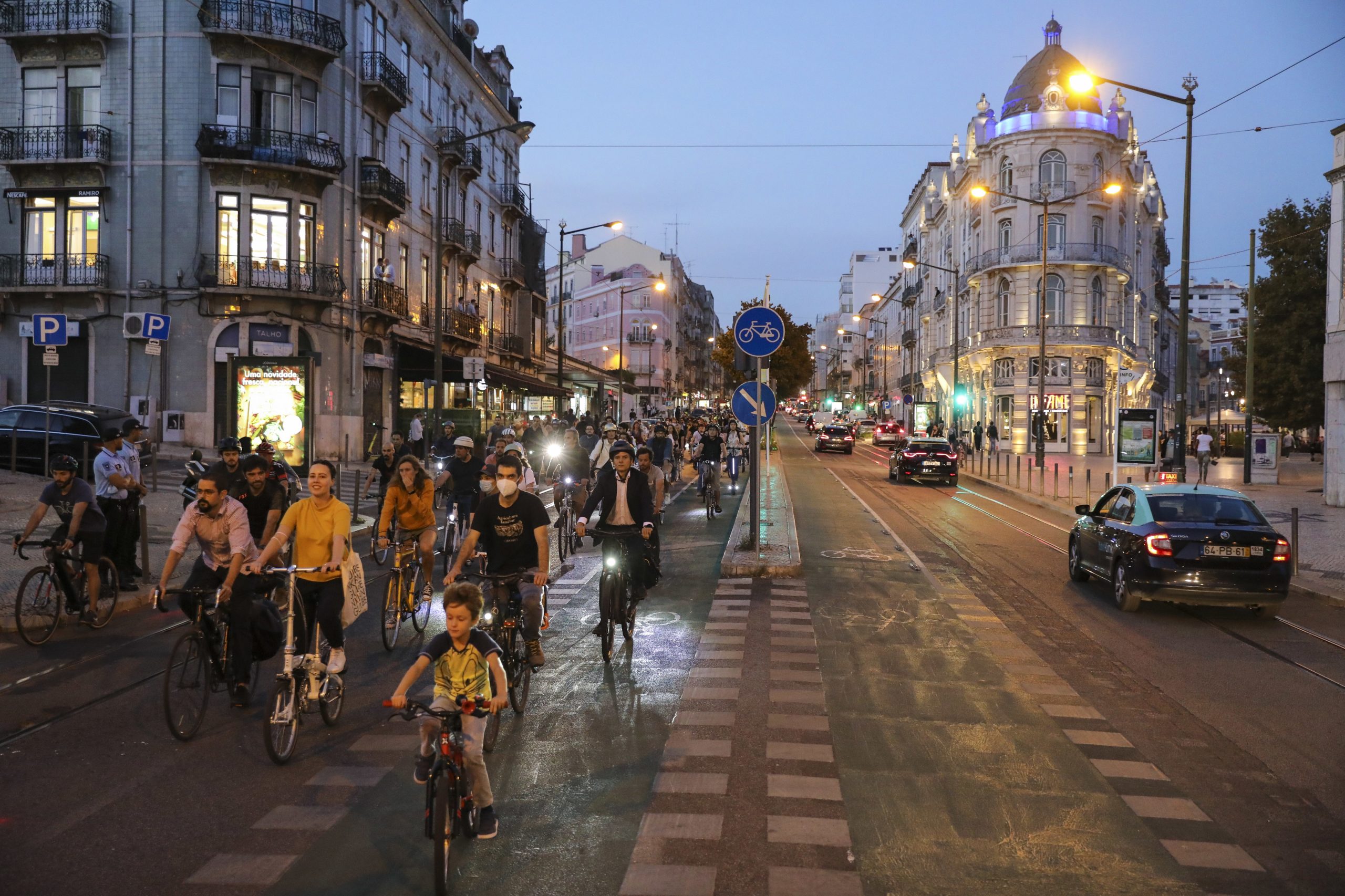 Ativistas que partiram montra em Lisboa identificadas pela PSP e libertadas