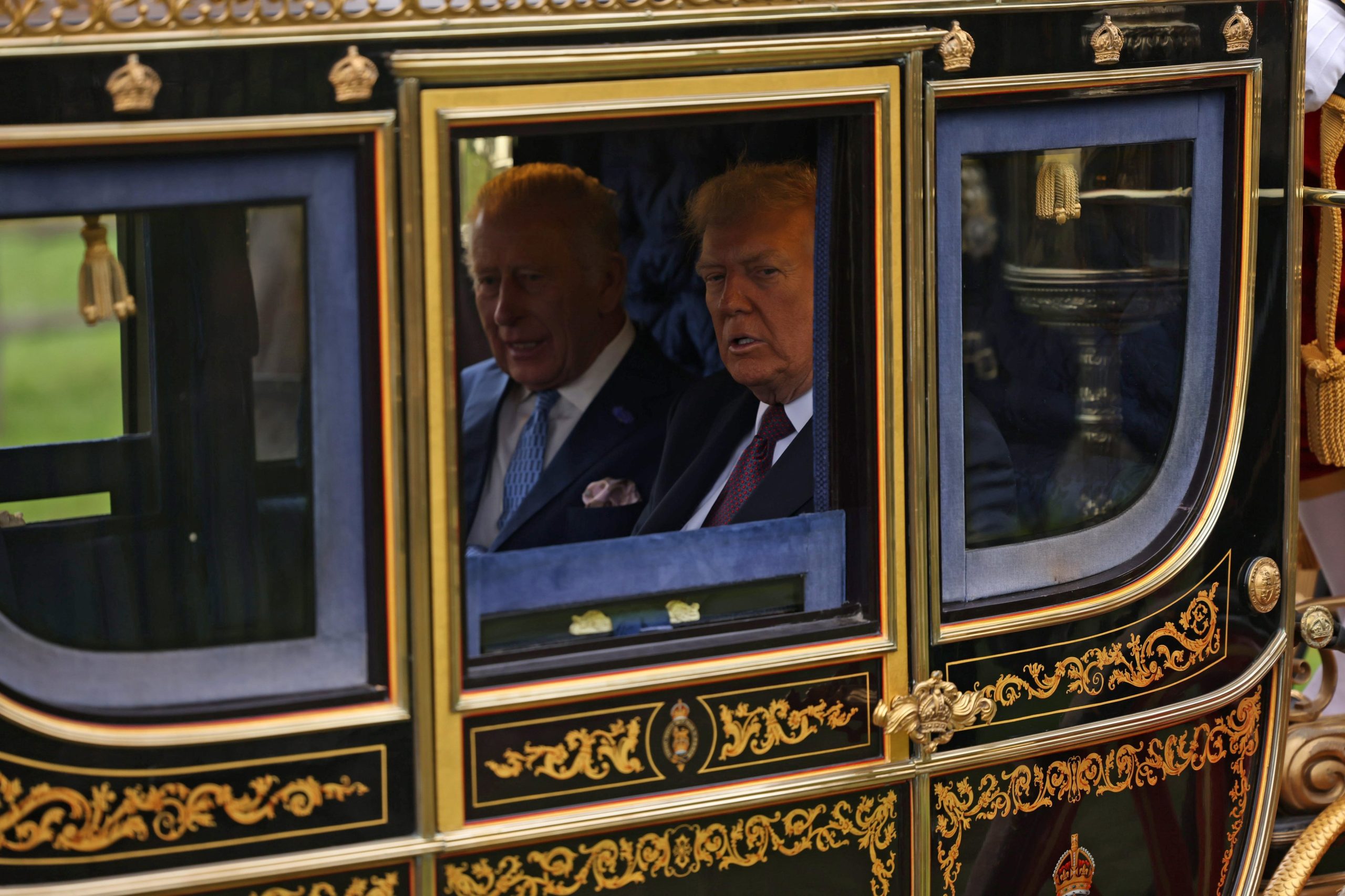 Visita de Trump ao Reino Unido ensombrada por polémicas e manifestações. Mas havia também “super fãs” do líder dos EUA