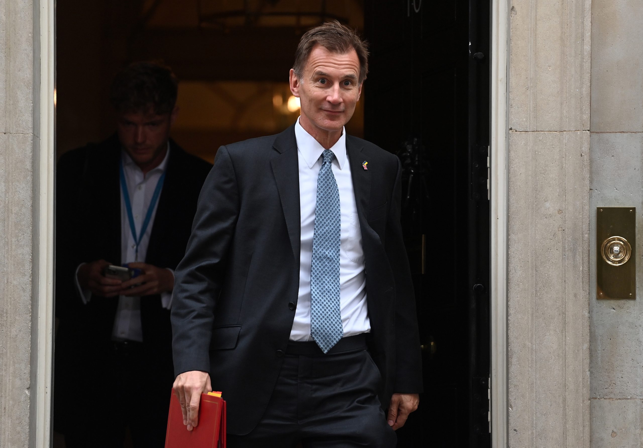 Ministro da Economia britânico admite subida de impostos