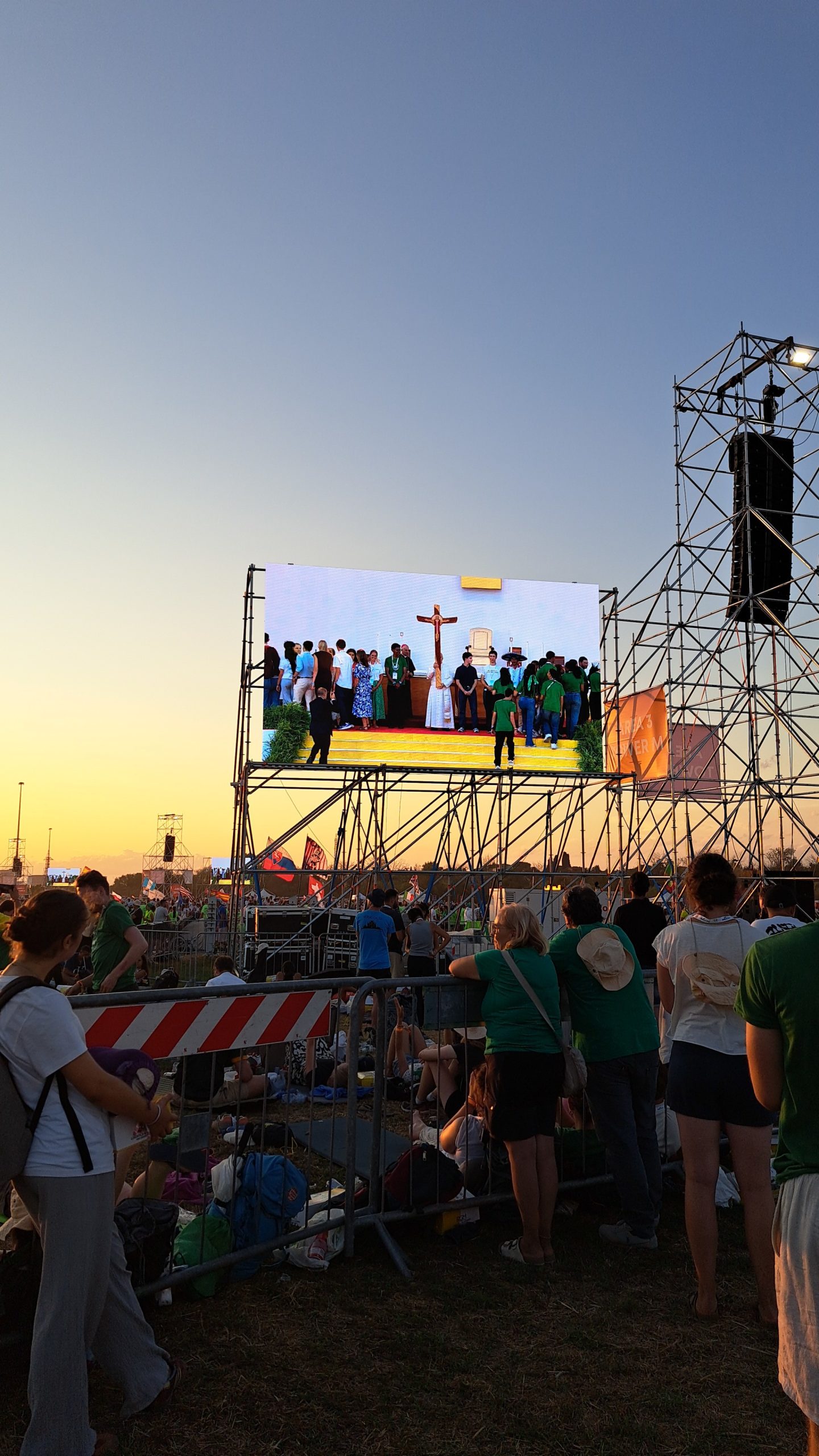 Lisboa-Roma: Tor Vergata não é o Parque Tejo — os peregrinos dormiram melhor, mas sentiram a falta do padre DJ
