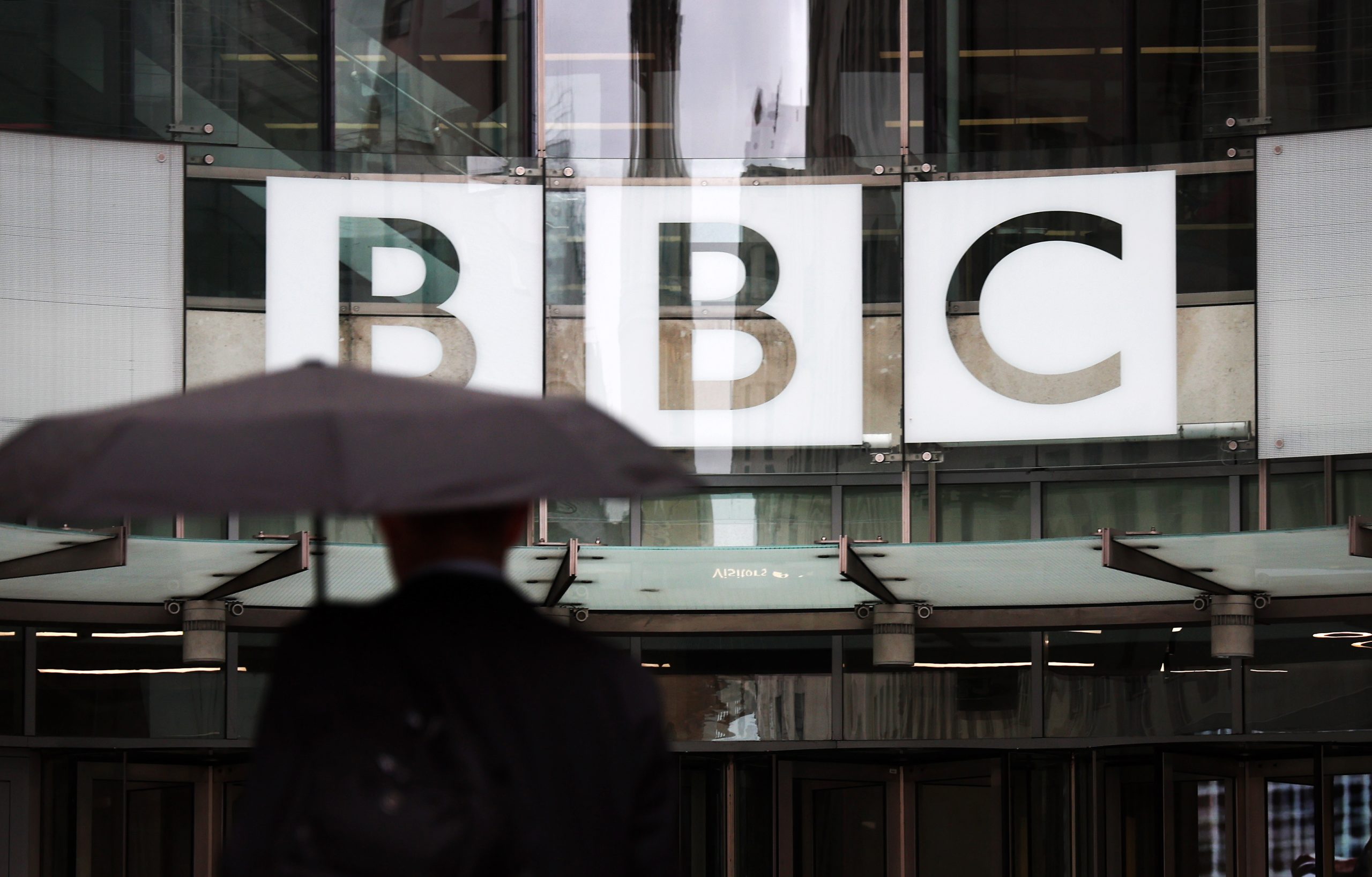 BBC enfrenta sanção por não revelar ligação familiar de narrador de documentário sobre Gaza ao Hamas