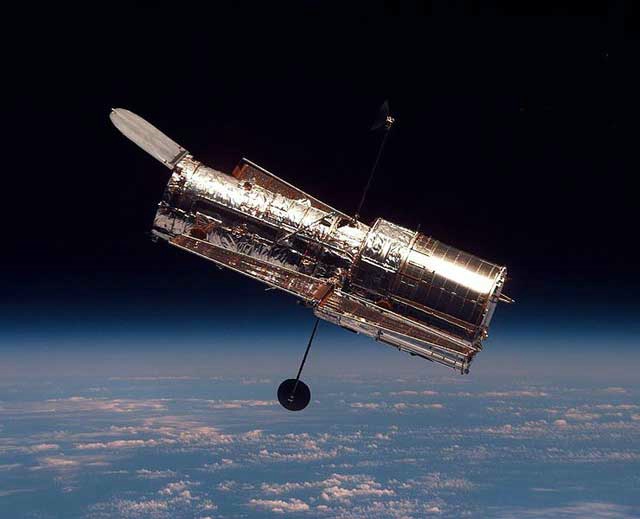 Astrónomos detetam buraco negro ‘supermassivo’ com uma massa mil milhões de vezes superior à do Sol