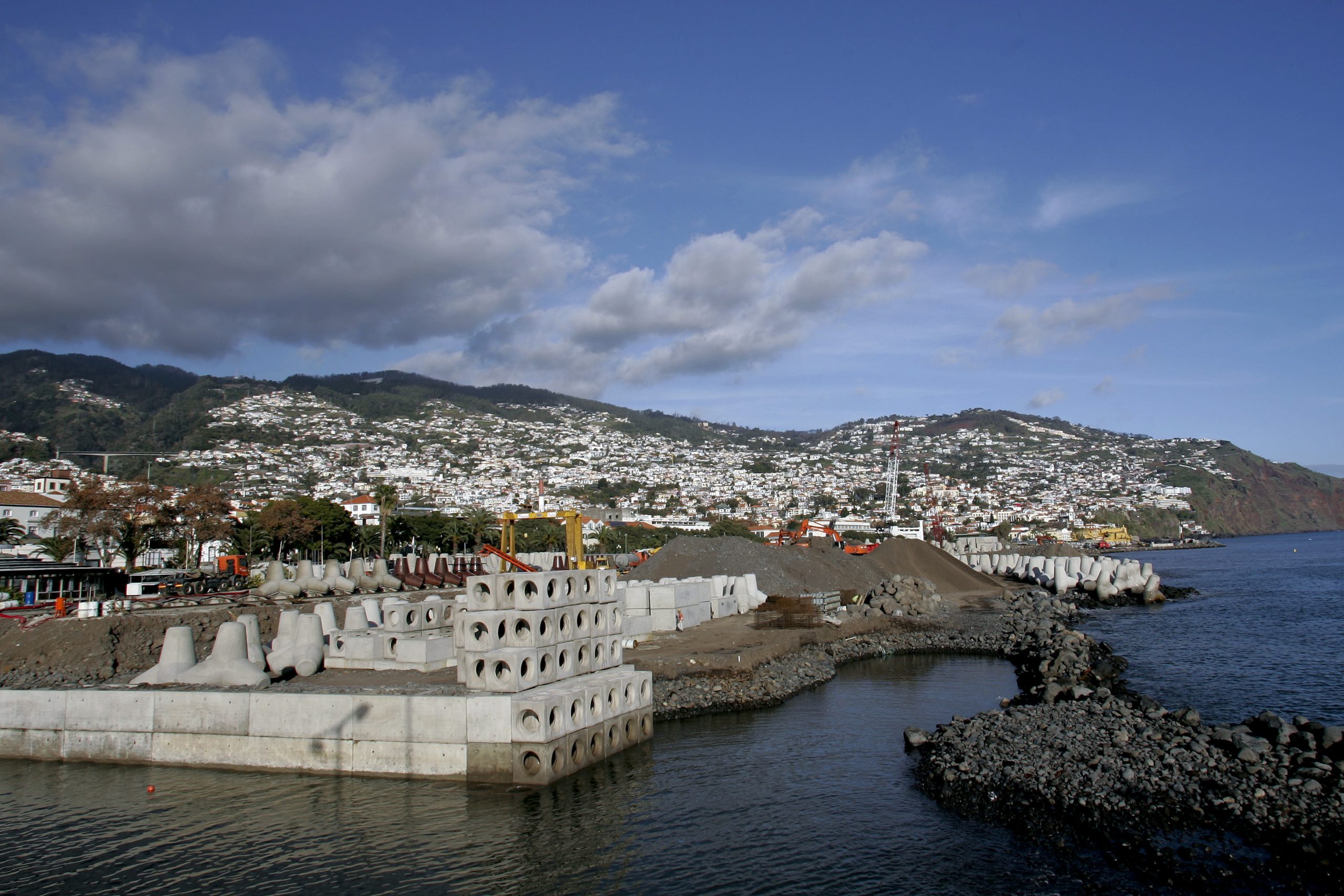 Parque de diversões e circo regressaram este ano ao centro do Funchal