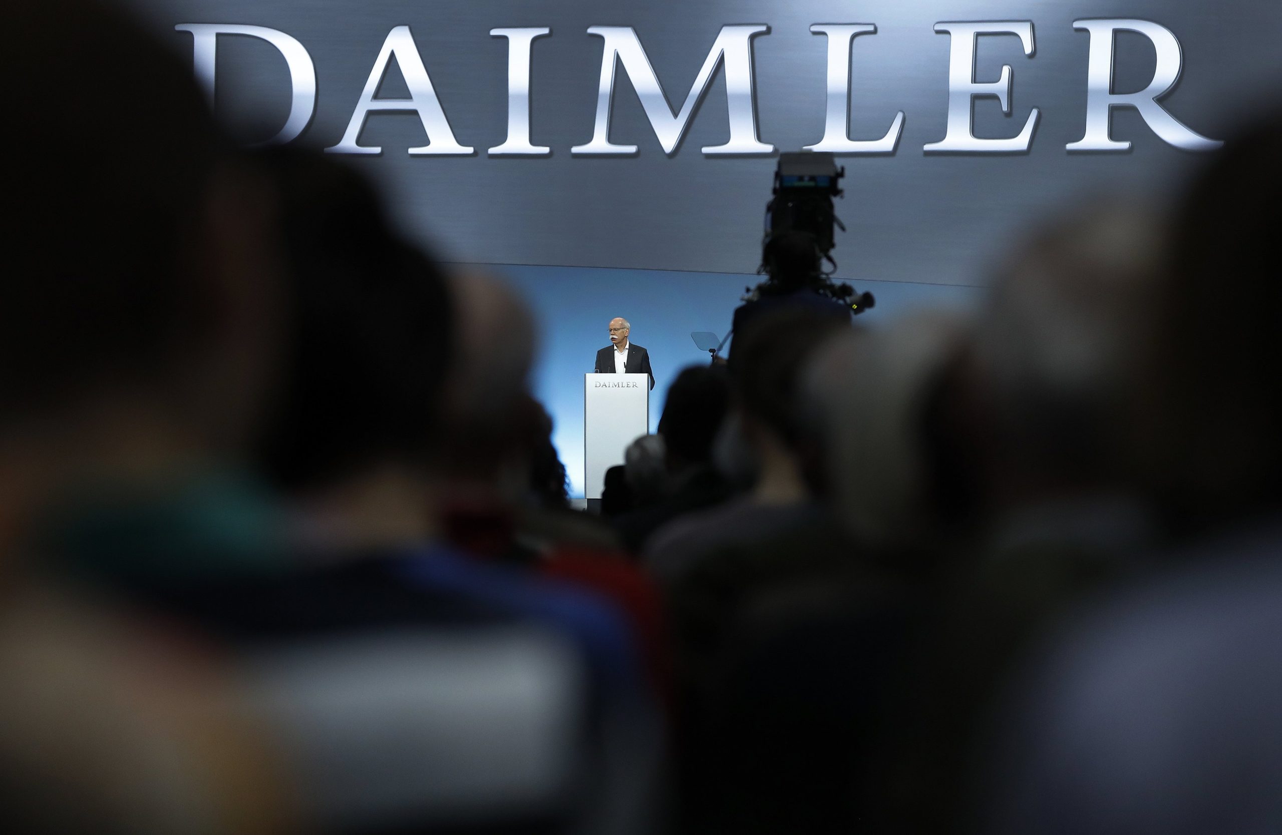Depois da Volkswagen, a Daimler: Autoridades alemãs fazem buscas por suspeita de “fraude” e “publicidade enganosa”