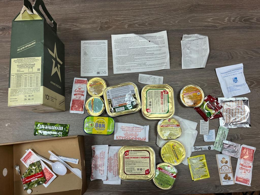Tens água engarrafada? Comida enlatada?