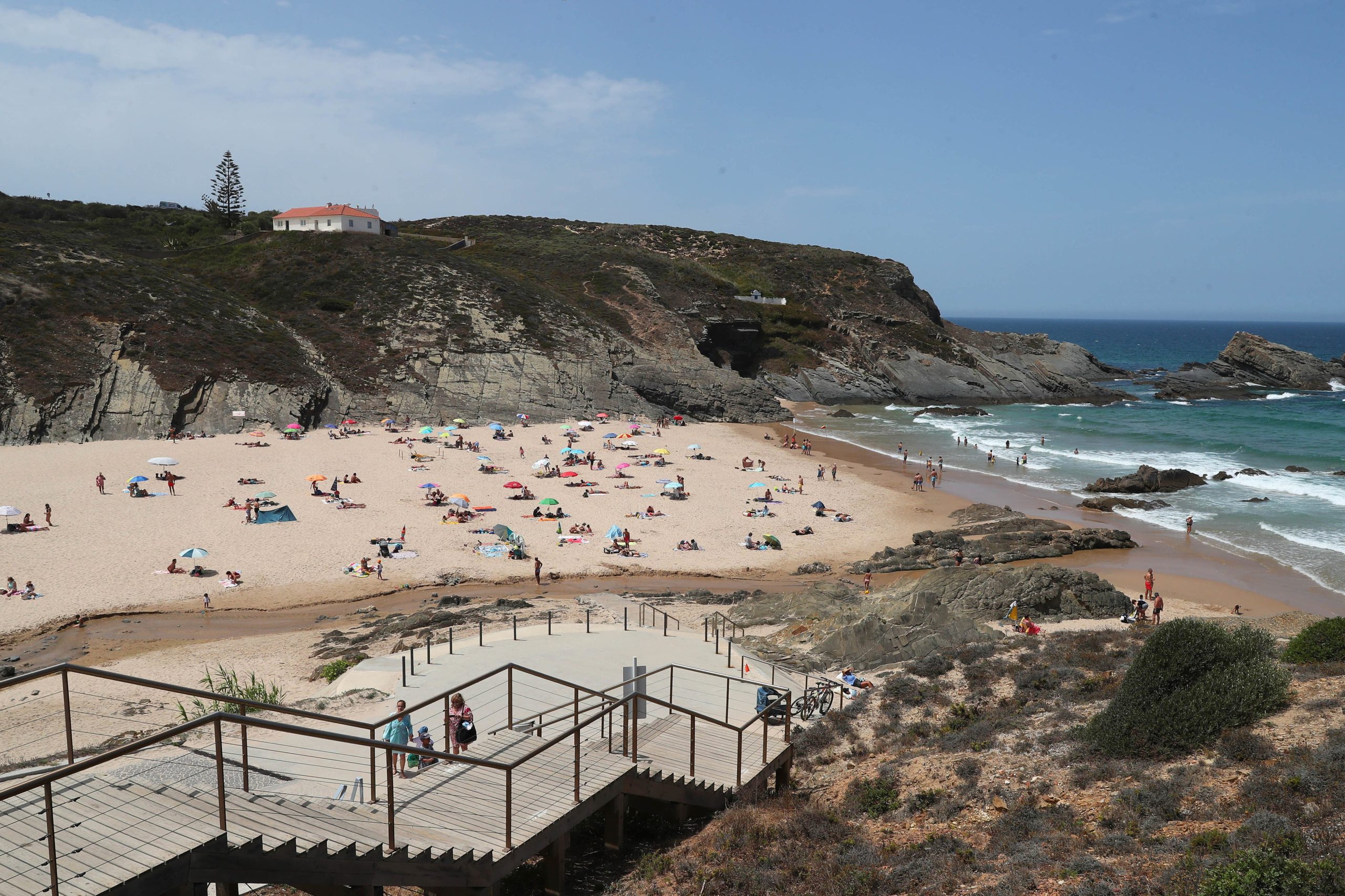 Zambujeira do Mar interdita a banhos devido a contaminação microbiológica da água