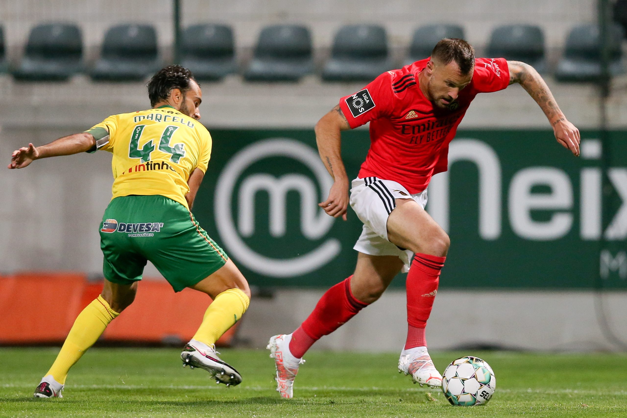 Benfica goleia em Paços de Ferreira e mantém diferença para o FC Porto