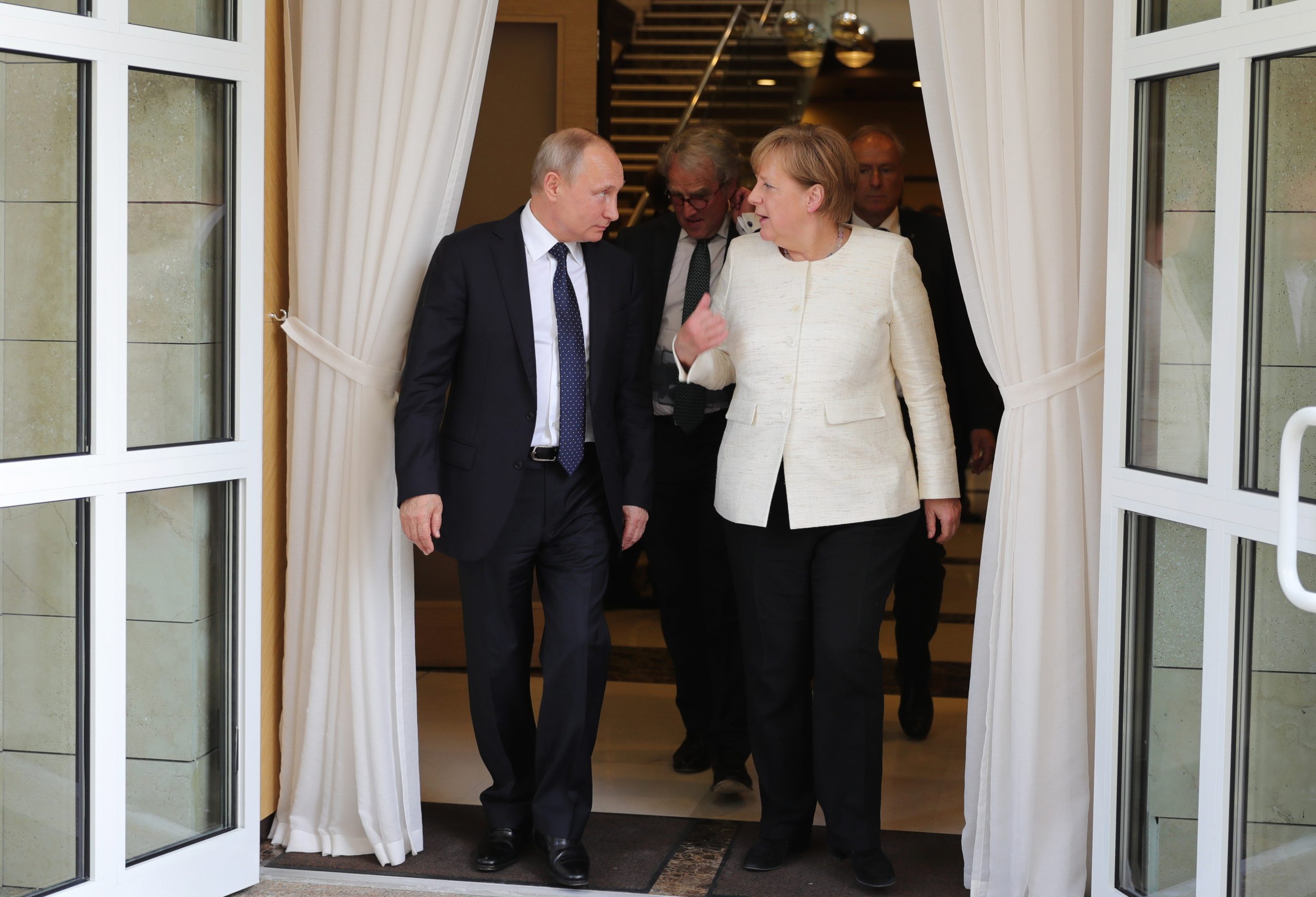 Merkel recebe hoje Putin para falar de Síria, Ucrânia, Irão e também da economia
