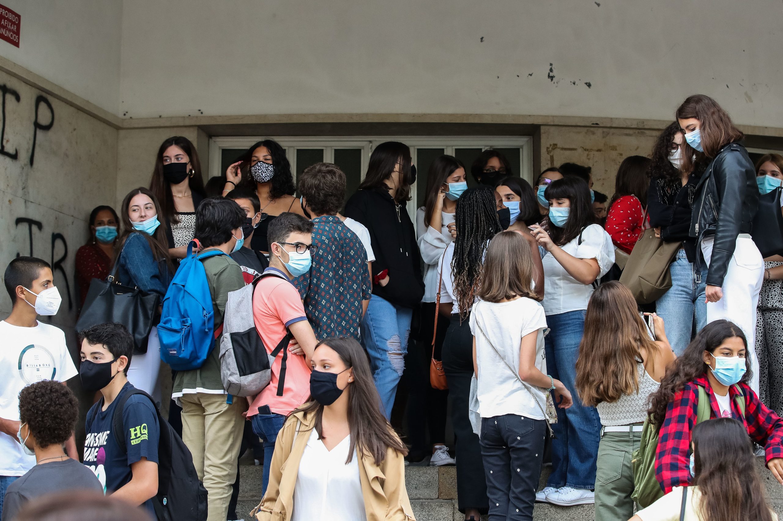 Escolas em Coimbra adaptaram-se, mas não conseguiram evitar ajuntamentos à entrada