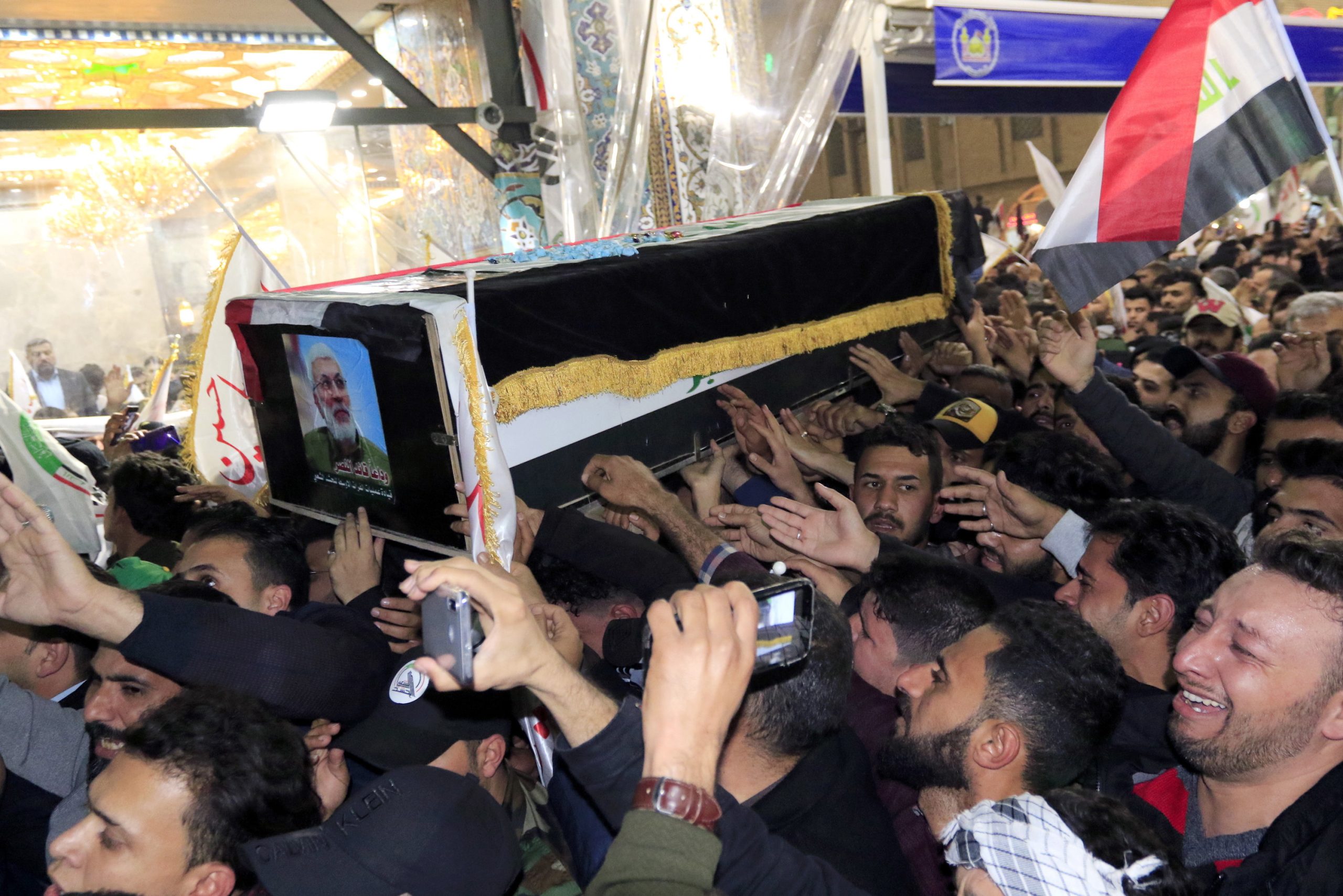 Dezenas de milhares de pessoas no funeral do general iraniano Soleimani