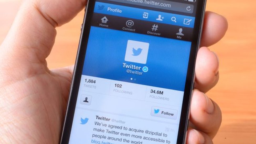“Ações e não palavras”. Bot confronta empresas no Twitter com desigualdades salariais de género no Dia Internacional da Mulher