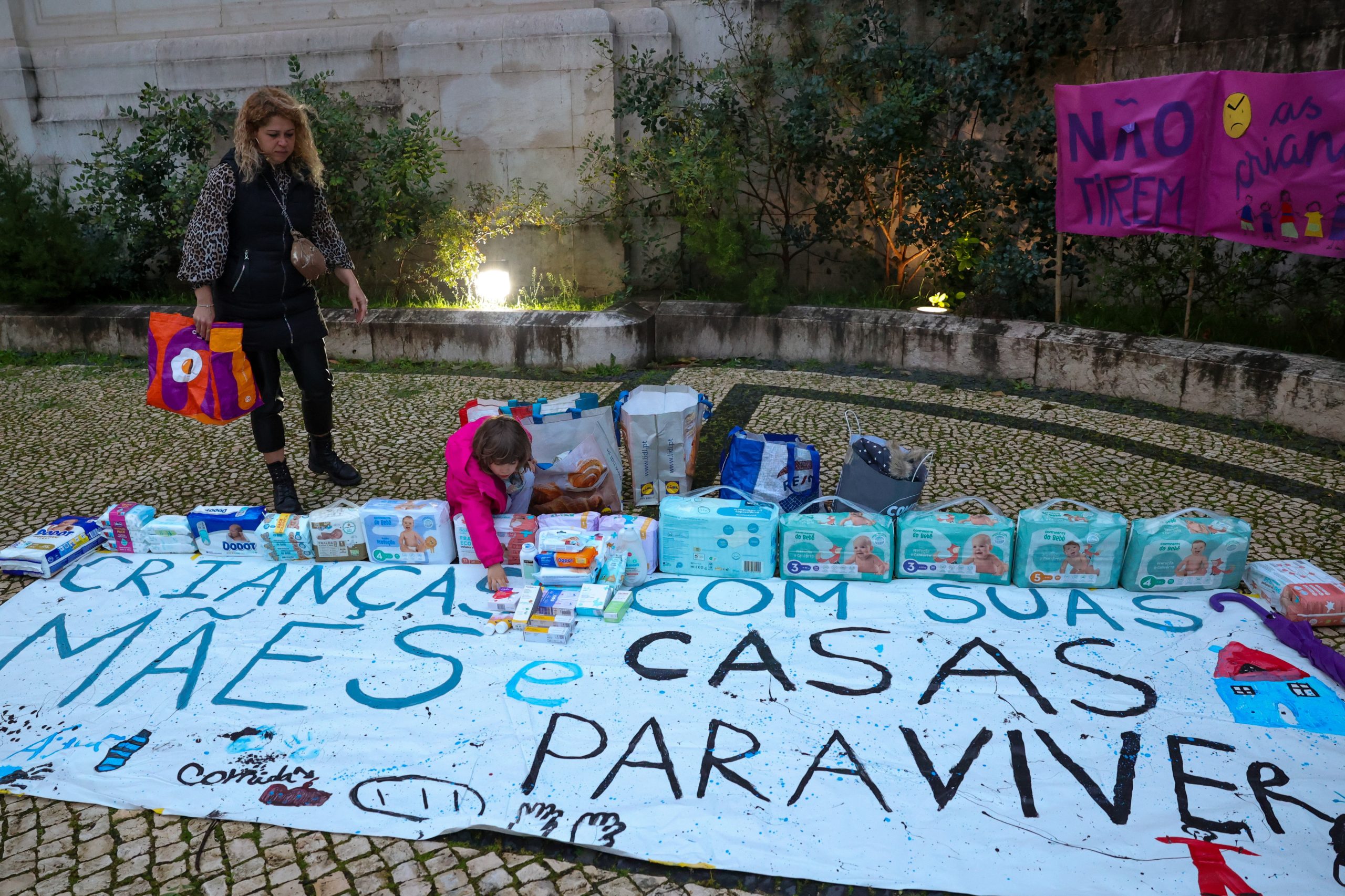 50 pessoas juntam-se em Lisboa em vigília por mãe em risco de perder filhos devido a falta de casa