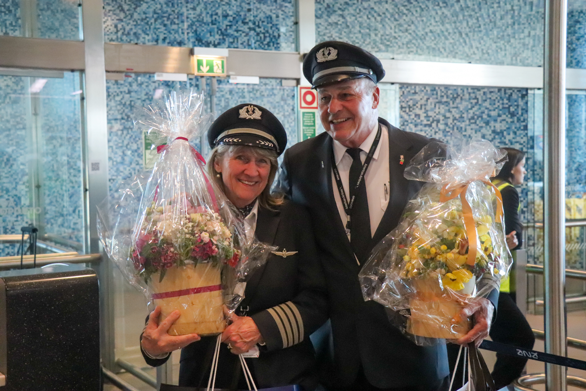Casal de pilotos acaba carreira no aeroporto de Lisboa com direito a mensagem de despedida nos ecrãs