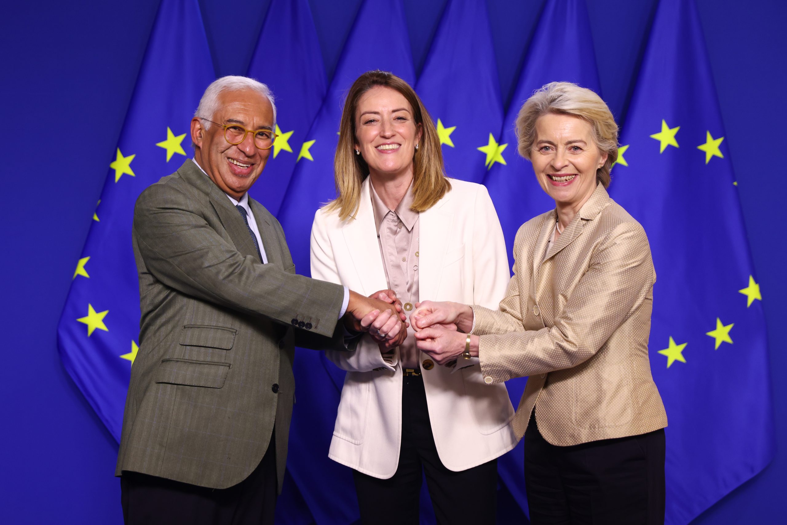 António Costa já tirou a foto de família com Metsola e Von Der Leyen. Veja as imagens deste encontro
