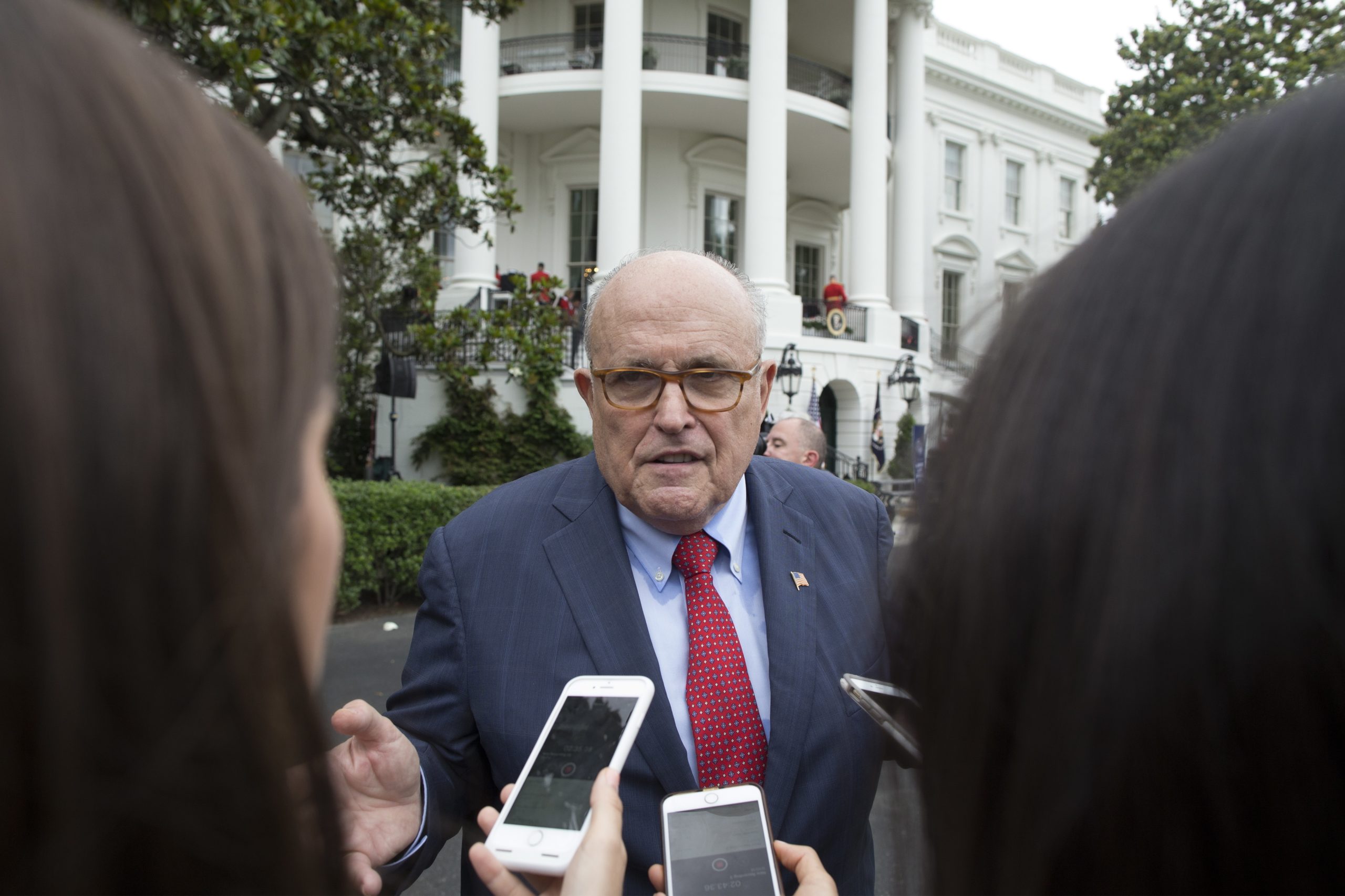 Rudy Giuliani, ex-advogado de Trump, condenado a pagar 135 milhões de euros por difamação