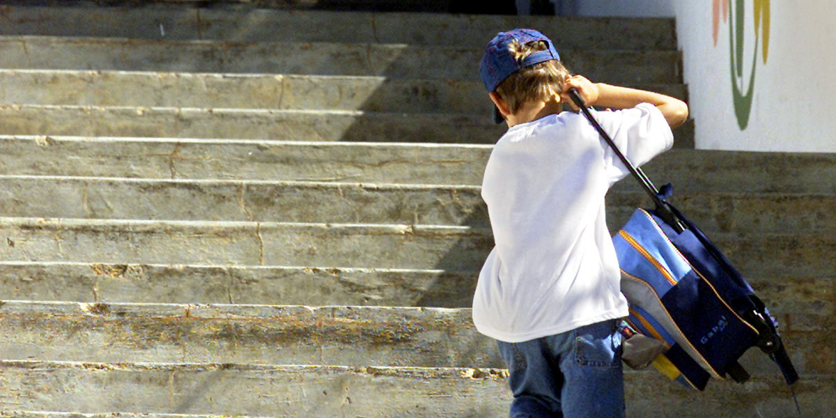 Ministério quer reduzir peso excessivo das mochilas dos alunos