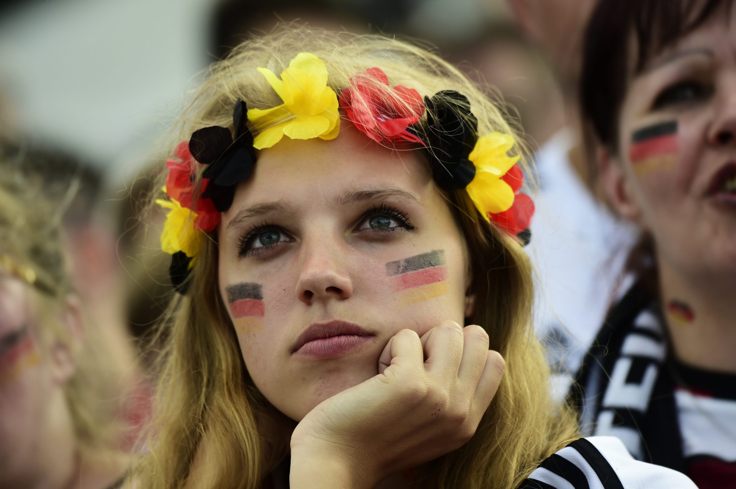 Finalmente, proibido mulheres bonitas nos estádios