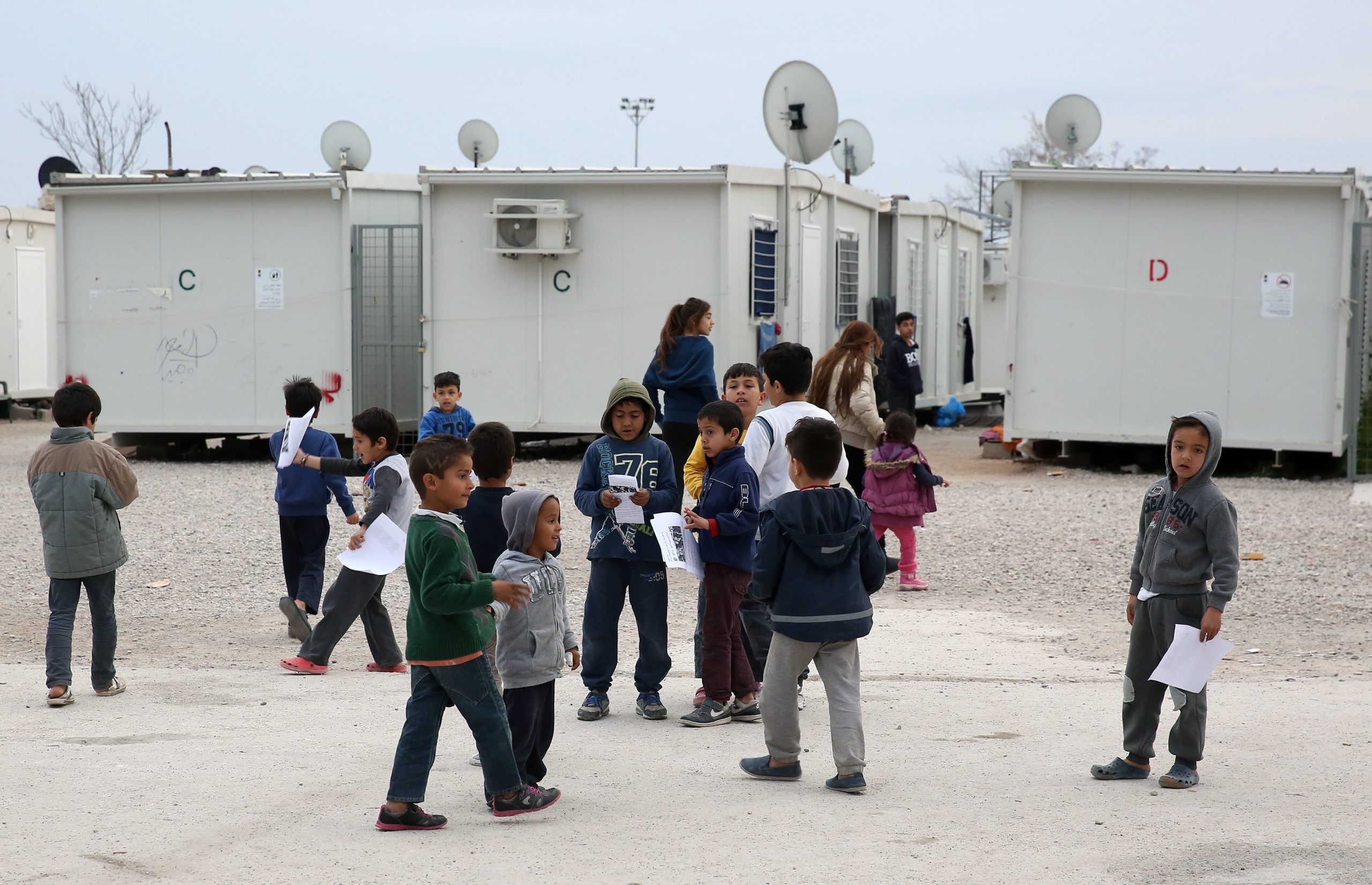 Atenas: Autoridades começam a desmantelar campo de refugiados em antigo aeroporto