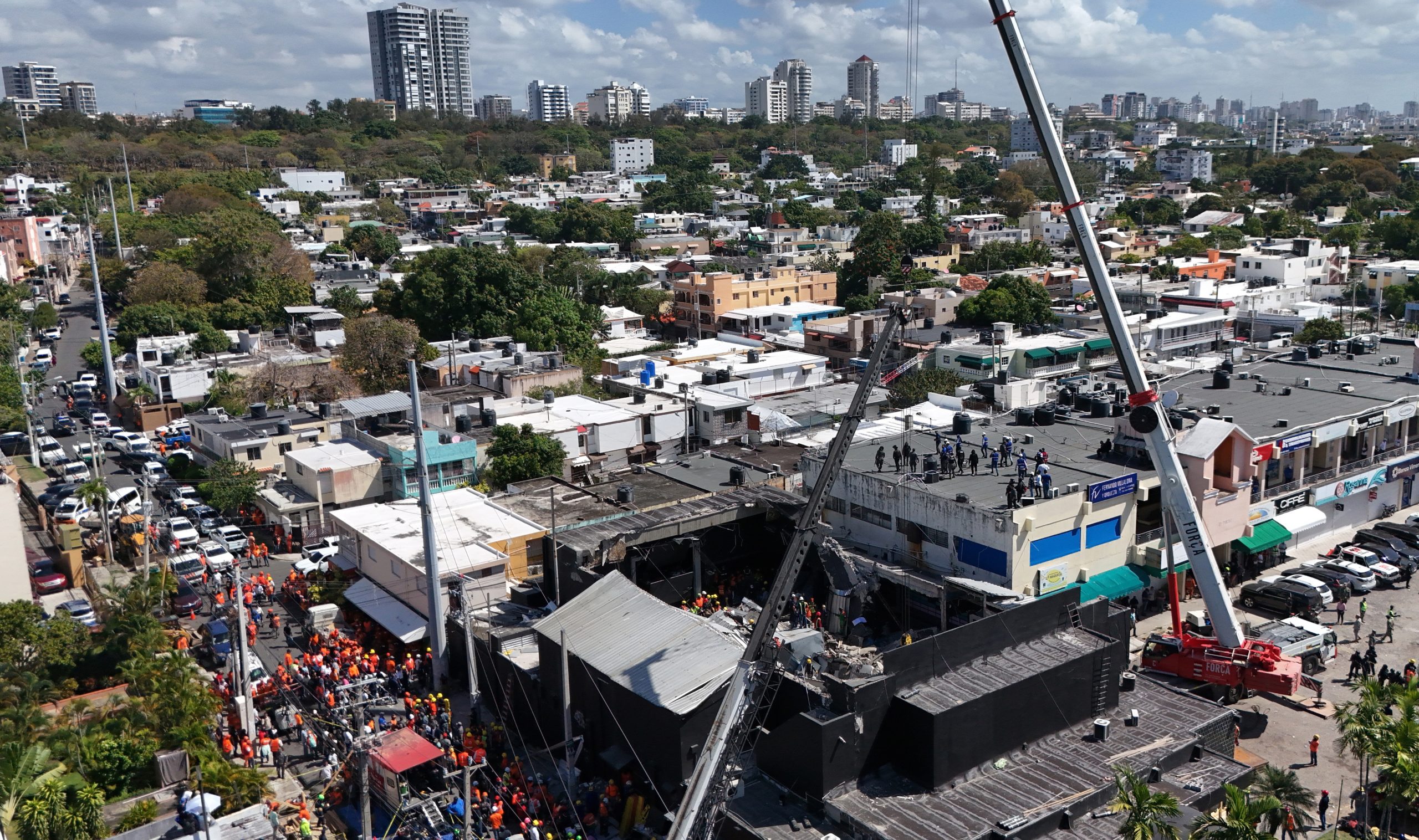 Sobe para 98 número de mortos após desabamento na República Dominicana