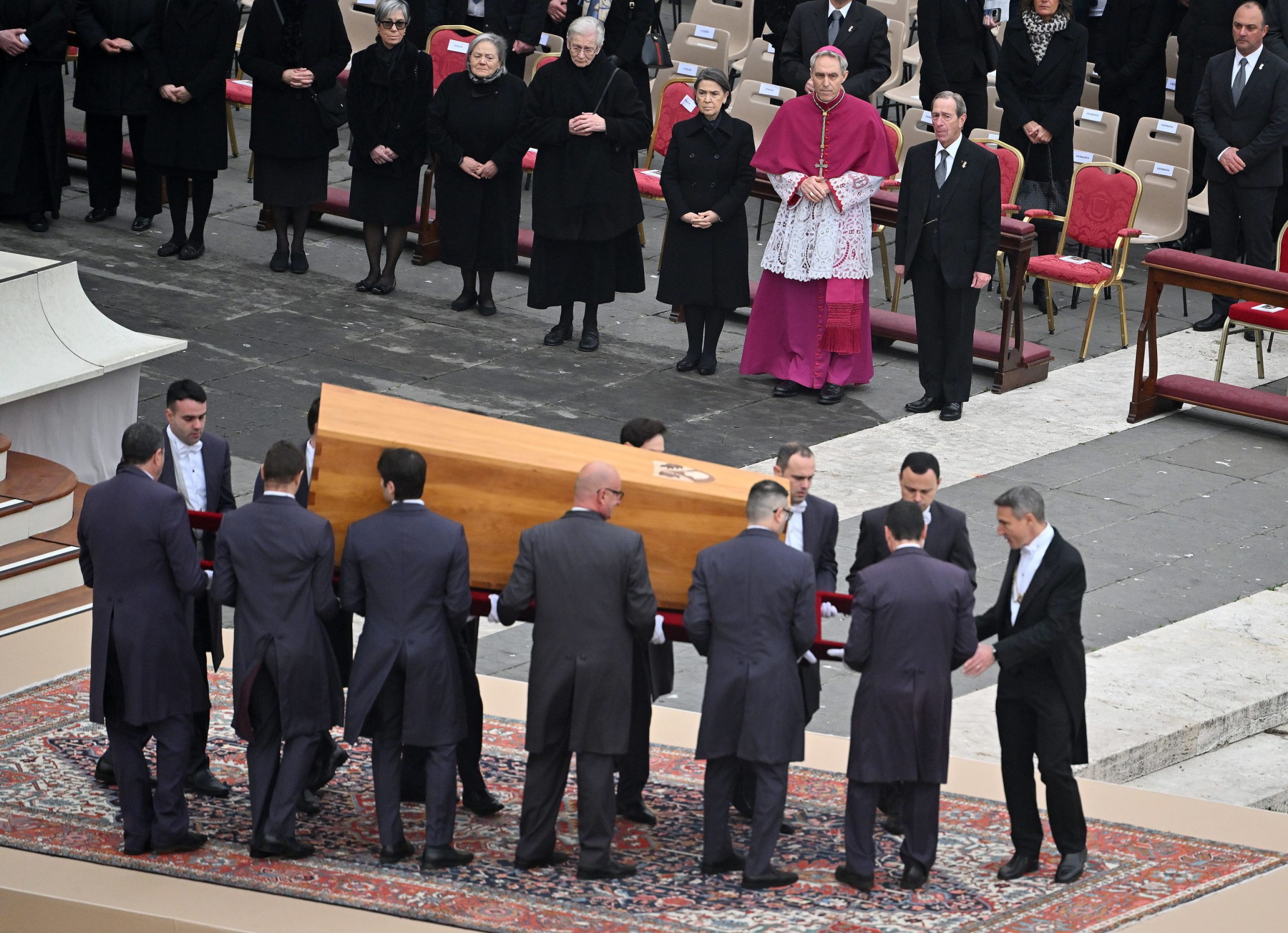 O adeus a Bento XVI em imagens
