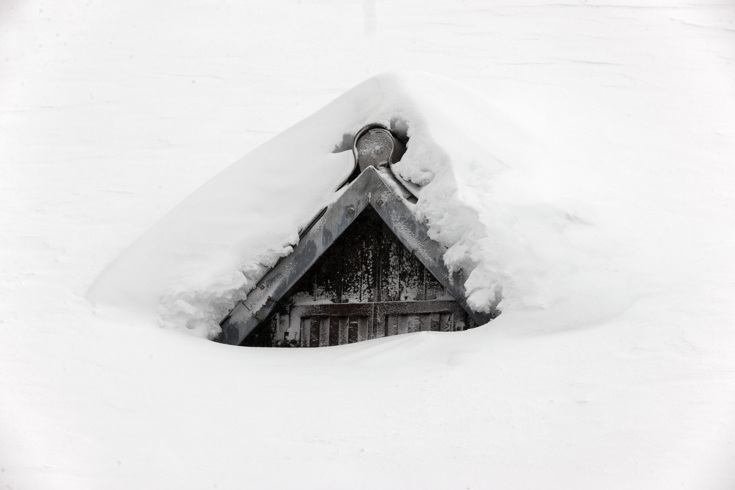 Tempestade de neve na Califórnia deixa mais de 126 mil norte-americanos sem luz