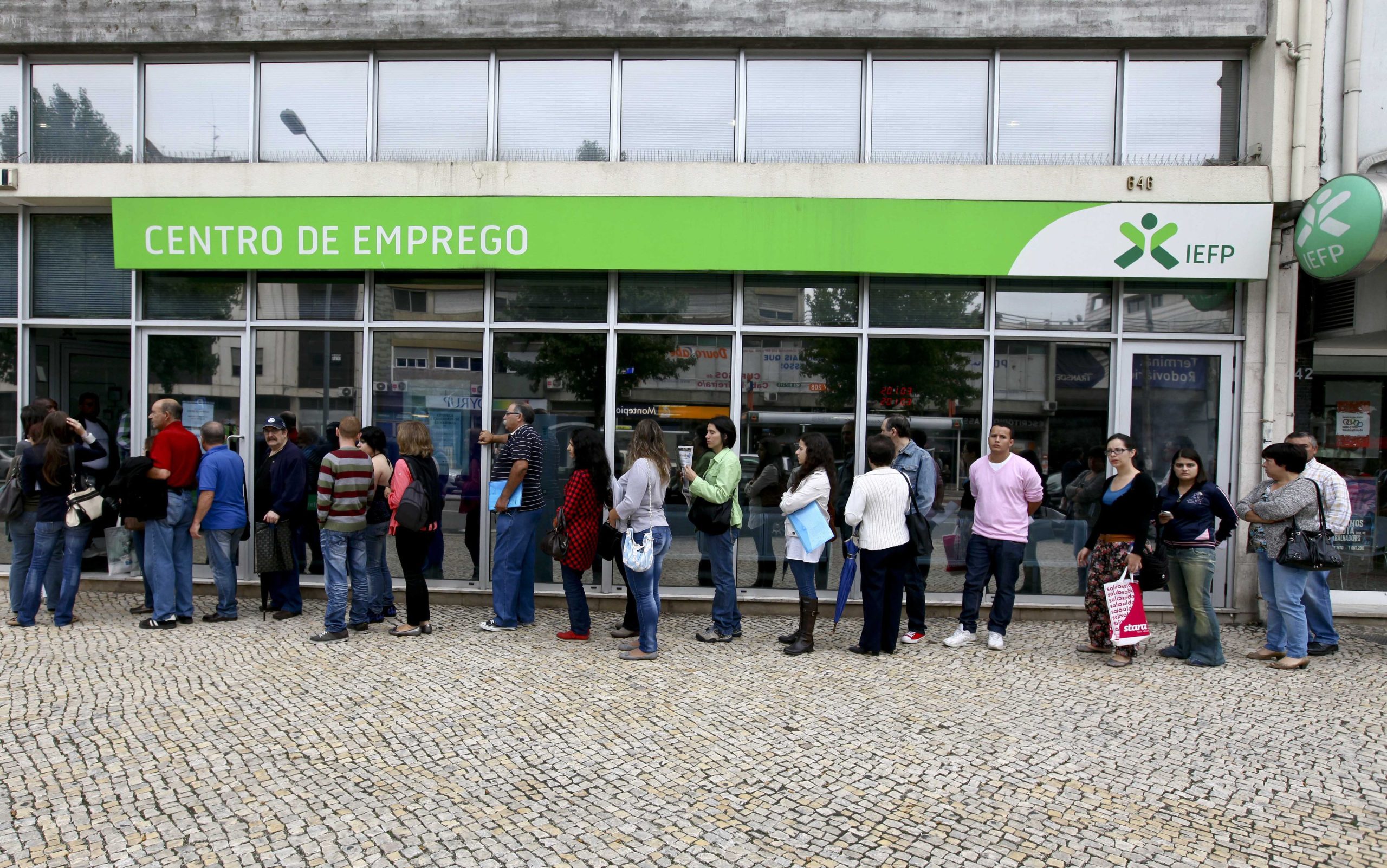 Desempregados sem prestações de desemprego descem para 340 mil em setembro