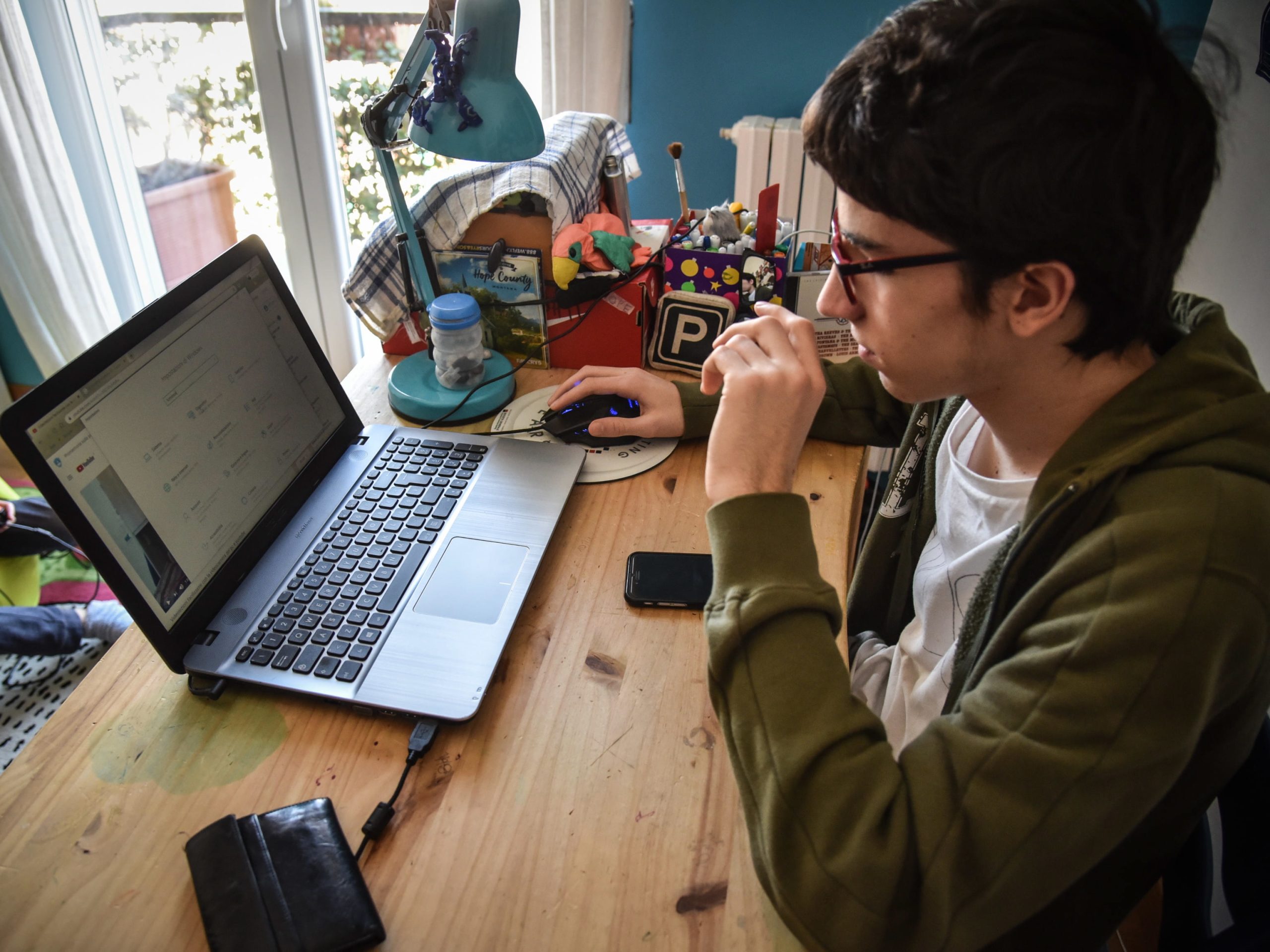 Hábitos ‘online’ causam ansiedade a metade dos jovens, mas pais não o reconhecem