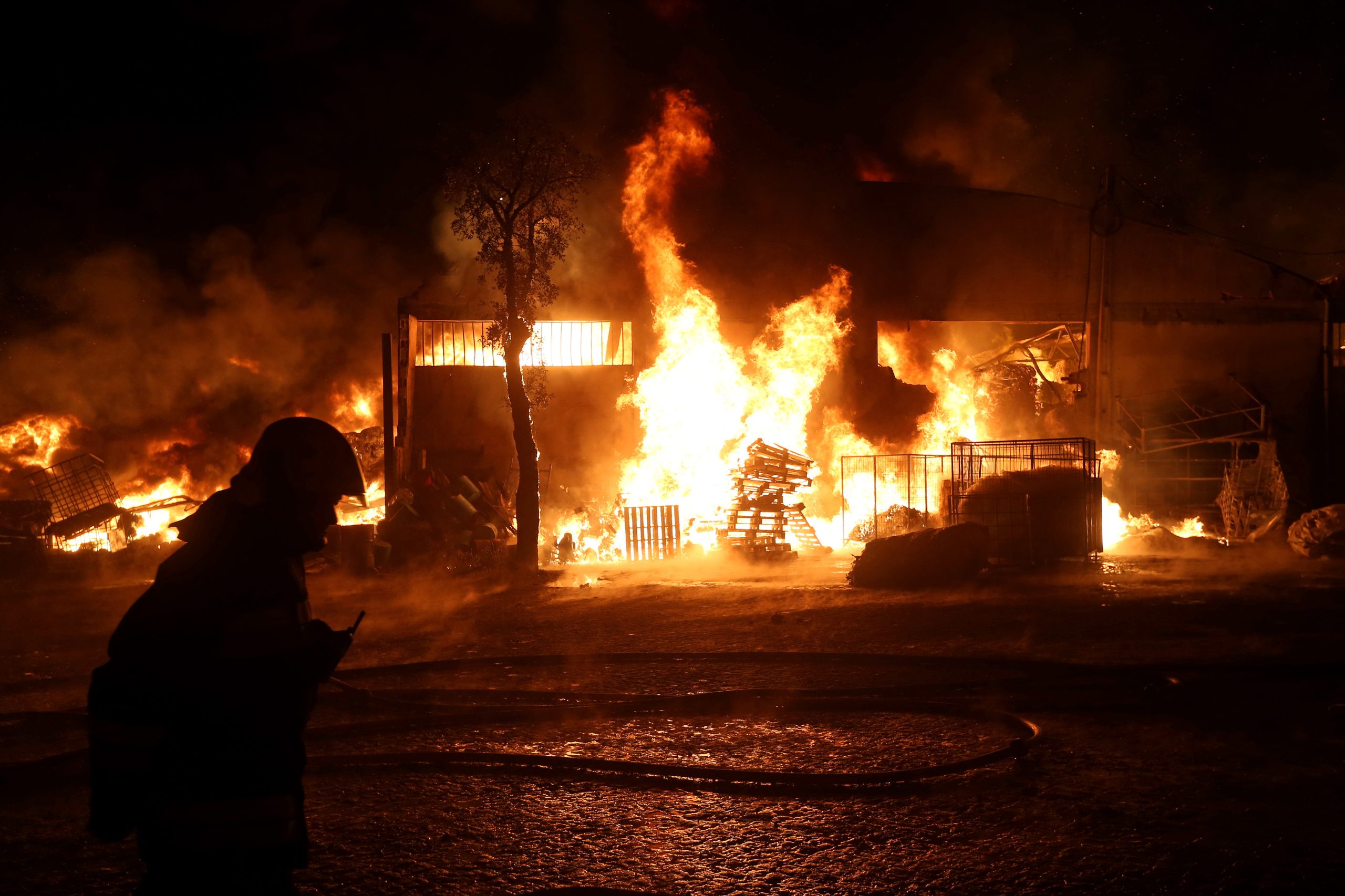 Incêndio em fábrica de papel em Santa Maria da Feira foi dominado