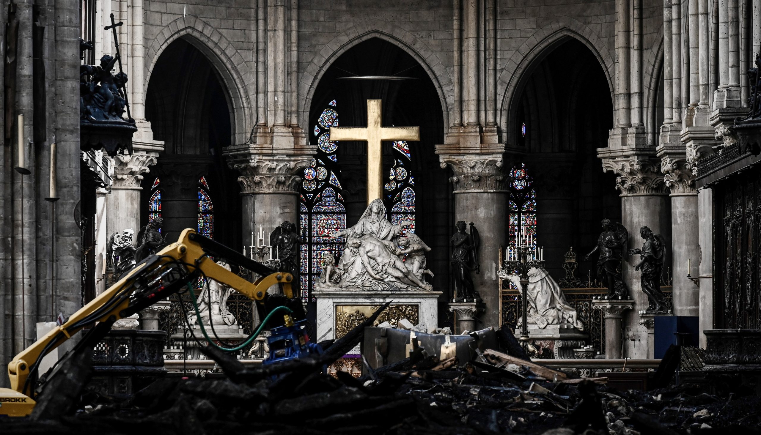 Pessoal da segurança de Notre Dame demorou 30 minutos a chamar bombeiros