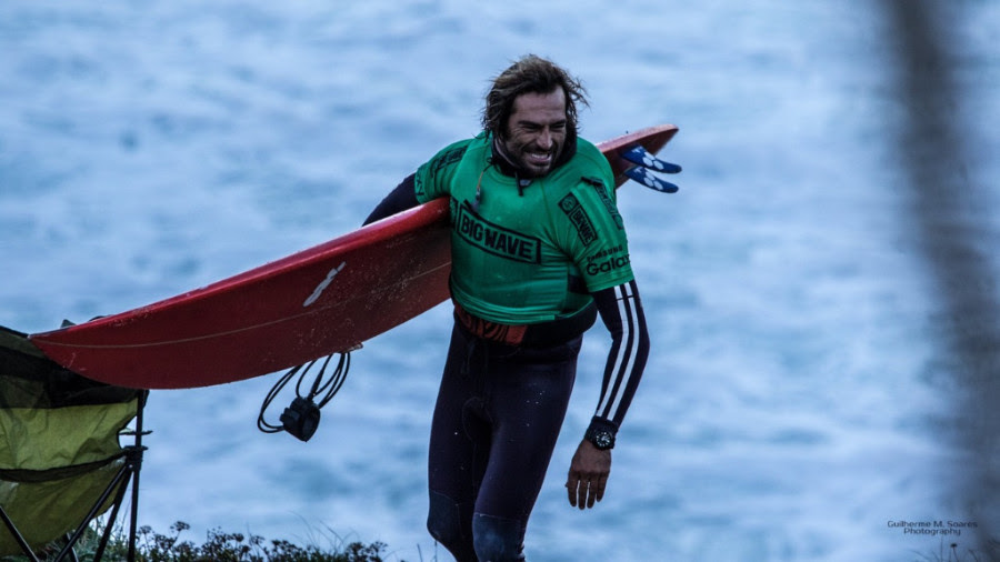 João Macedo regressa ao mundial das ondas grandes. Antes há um leilão para ajudar a pagar as viagens