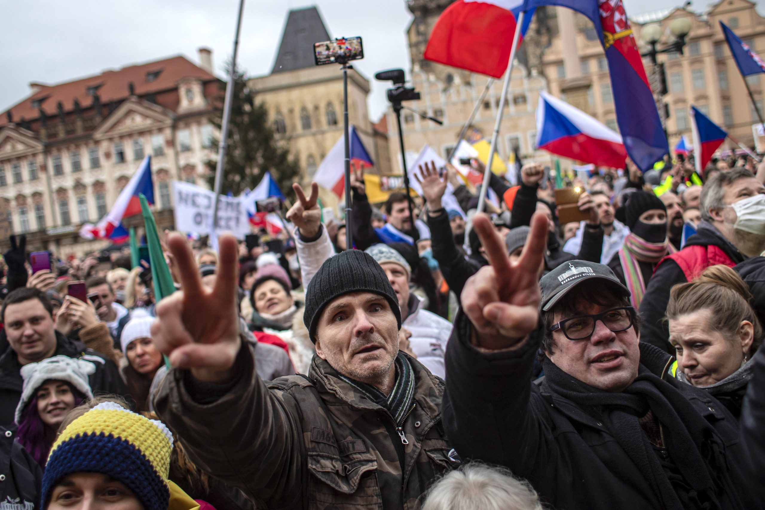 República Checa. Manifestação contra restrições junta três mil pessoas no centro de Praga