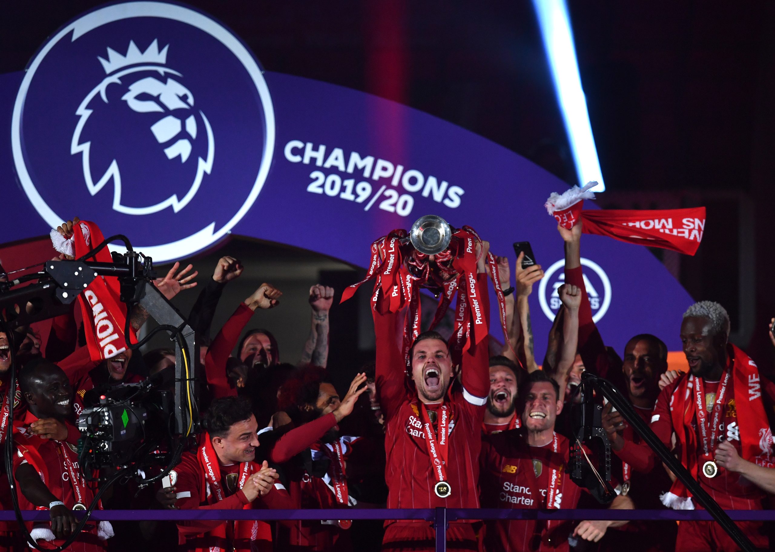 Jordan Henderson eleito melhor futebolista da Premier League