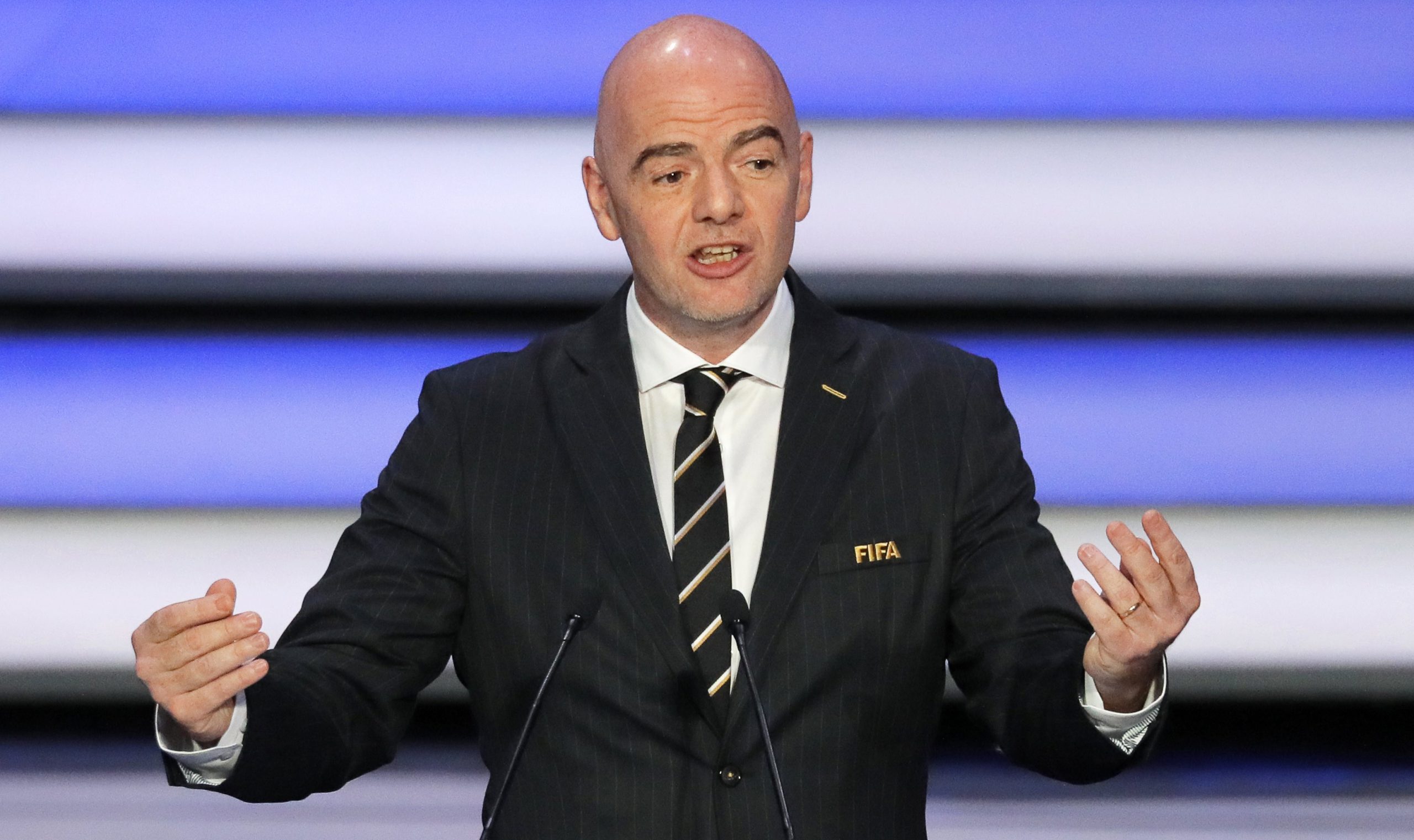 Presidente da FIFA elogia VAR e é renitente a mudar regularmente leis de jogo