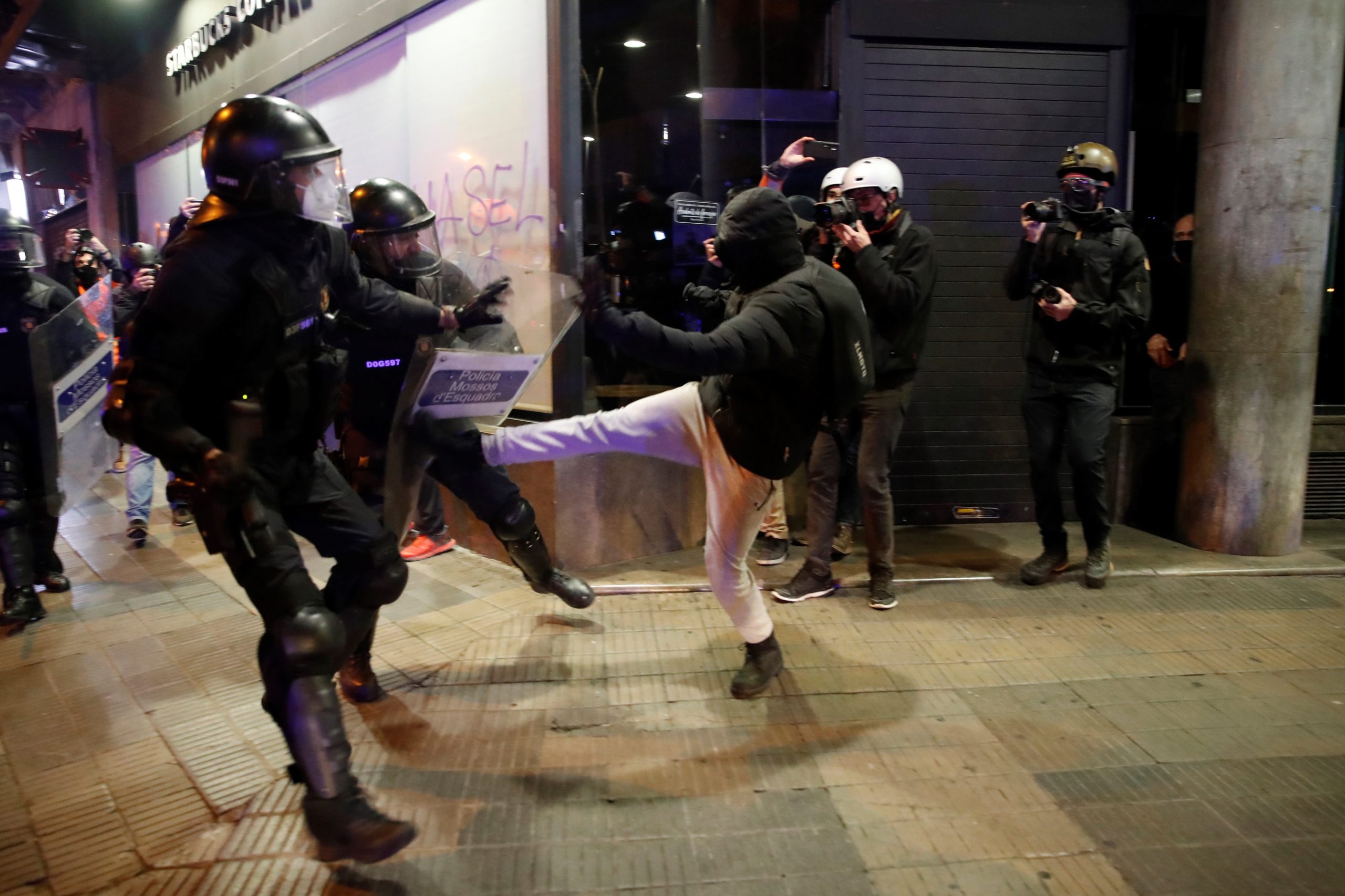 Detidas 34 pessoas na Catalunha em protestos conta a prisão de Pablo Hasél