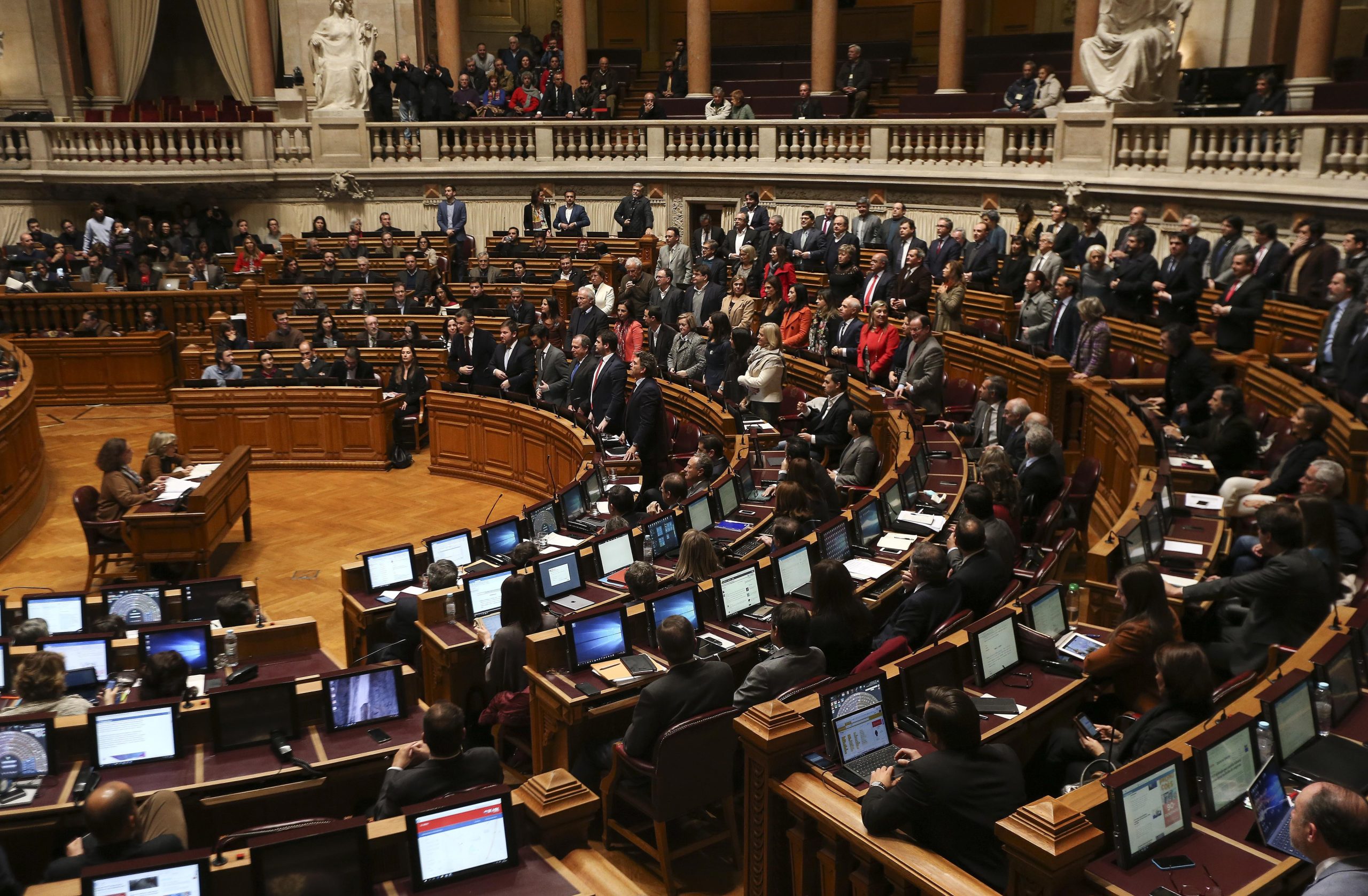 Solução para os lesados do BES é “remendo da gerigonça à custa dos portugueses”. Aquece o debate no Parlamento