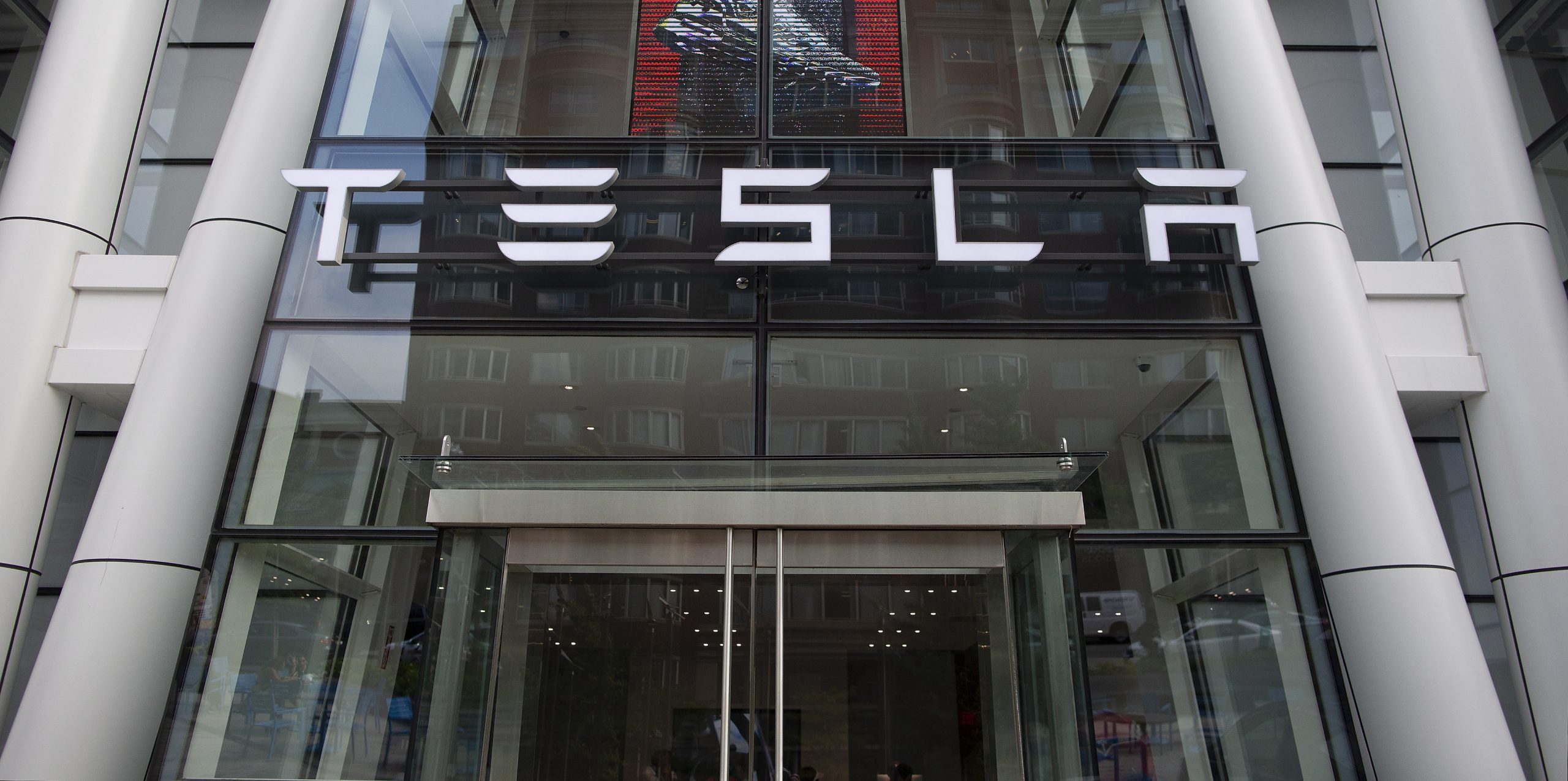 Elon Musk assegura que Tesla vai permanecer em bolsa