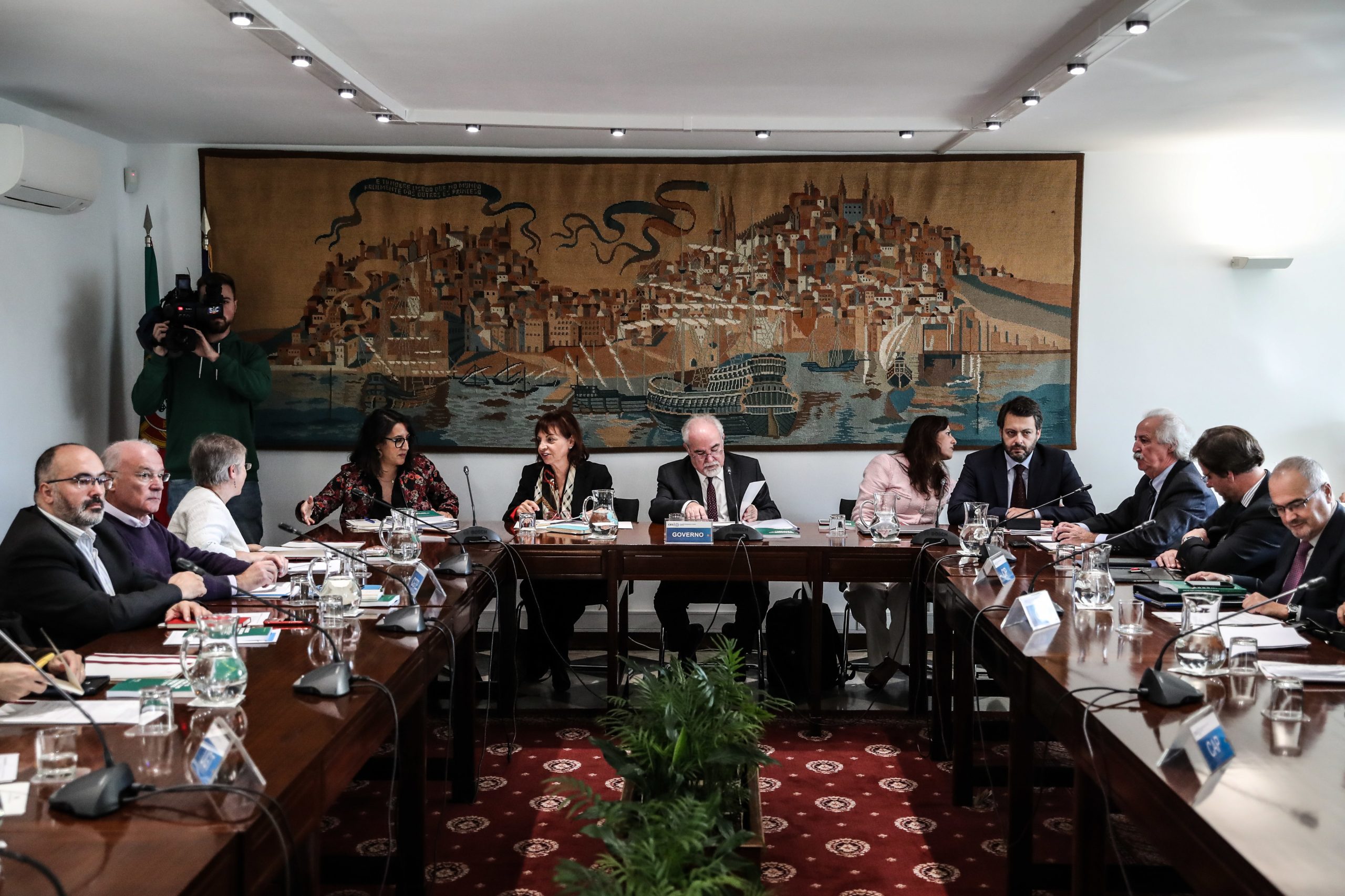 Governo vai reavaliar regime de pensões antecipadas no prazo de cinco anos