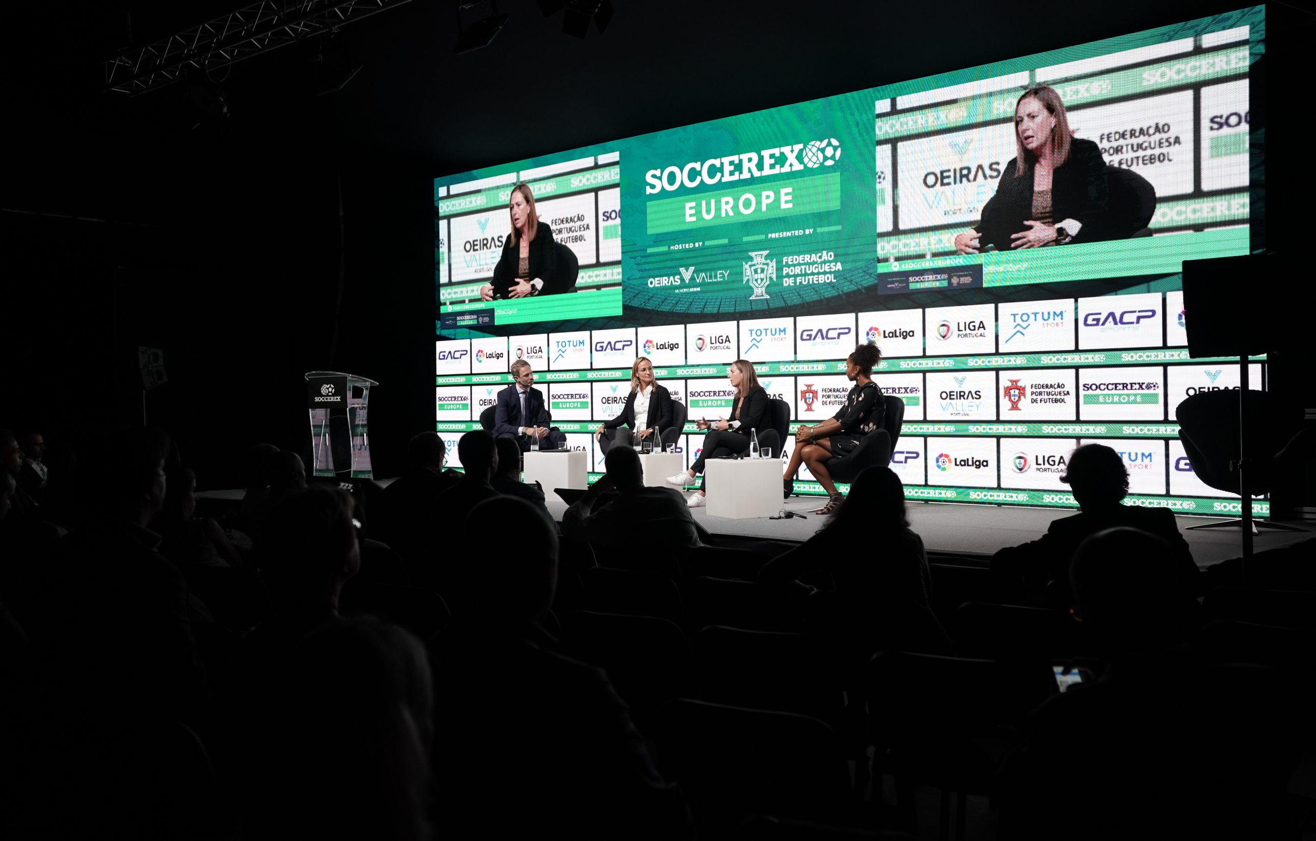 Não é futebol feminino, é futebol